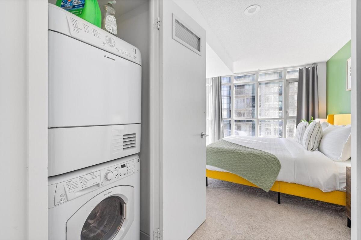 Apartment Spacious Bright & Sunlit Near Rogers & Scotia Arena Toronto