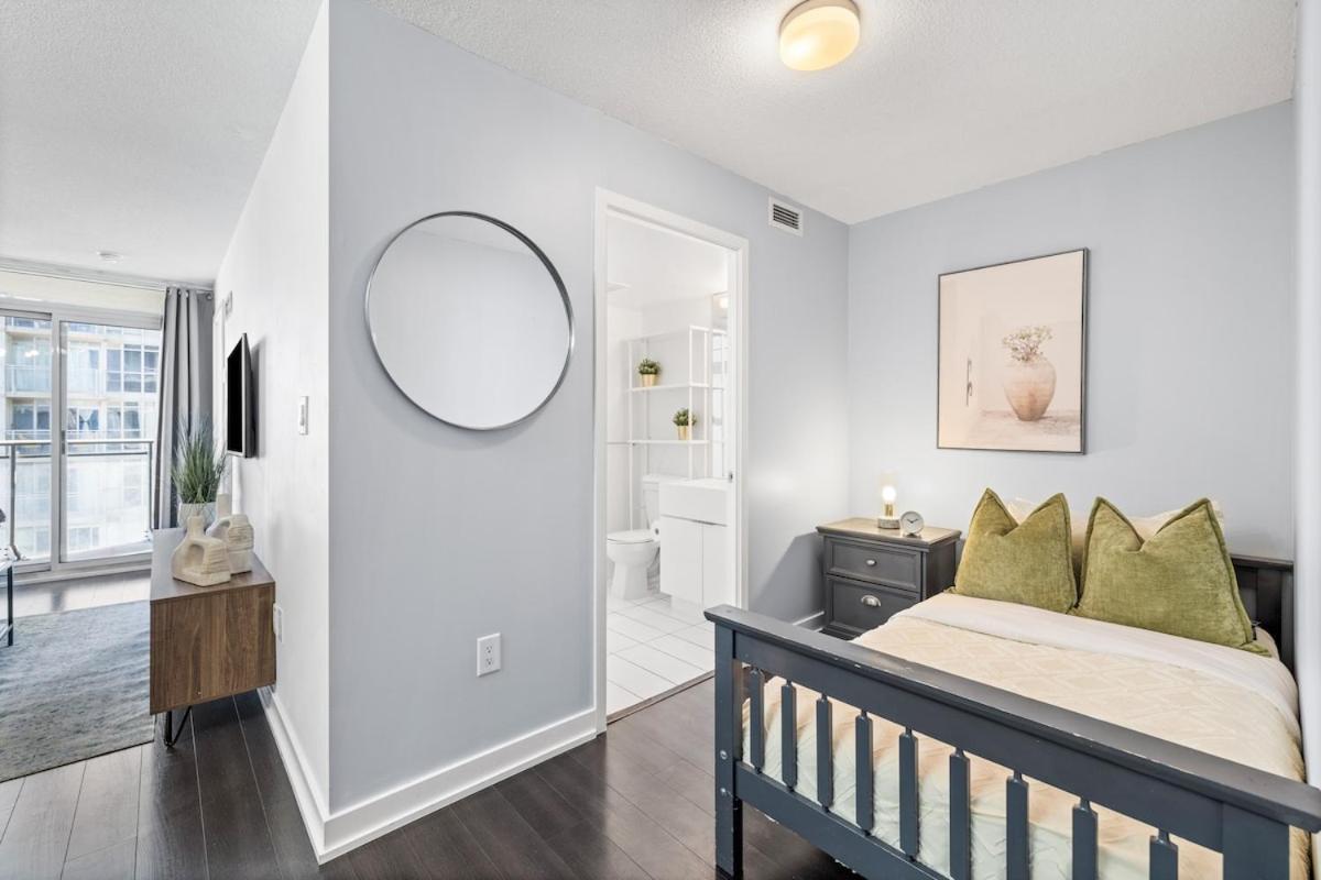 Spacious Bright & Sunlit Near Rogers & Scotia Arena Toronto