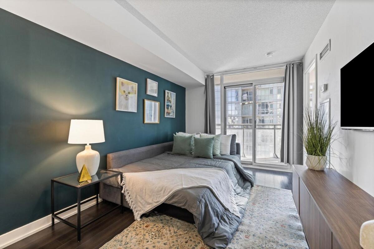 Spacious Bright & Sunlit Near Rogers & Scotia Arena