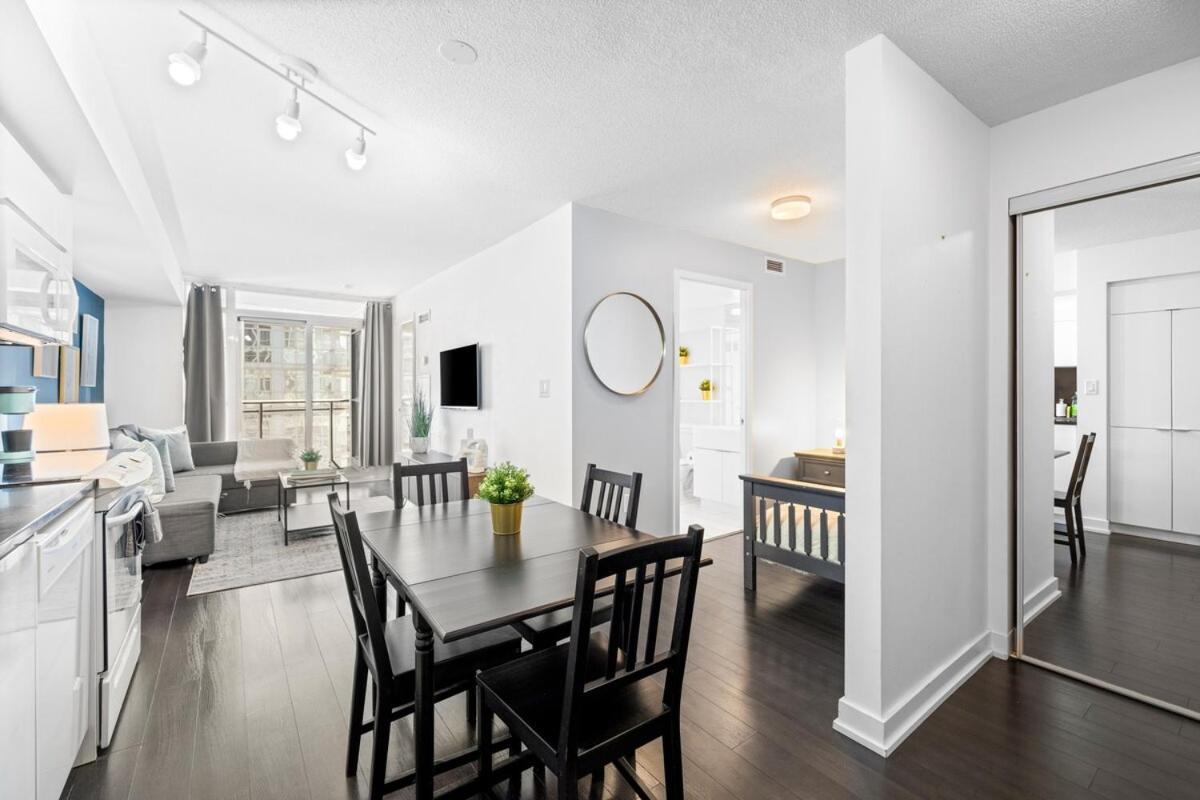 Spacious Bright & Sunlit Near Rogers & Scotia Arena Apartment