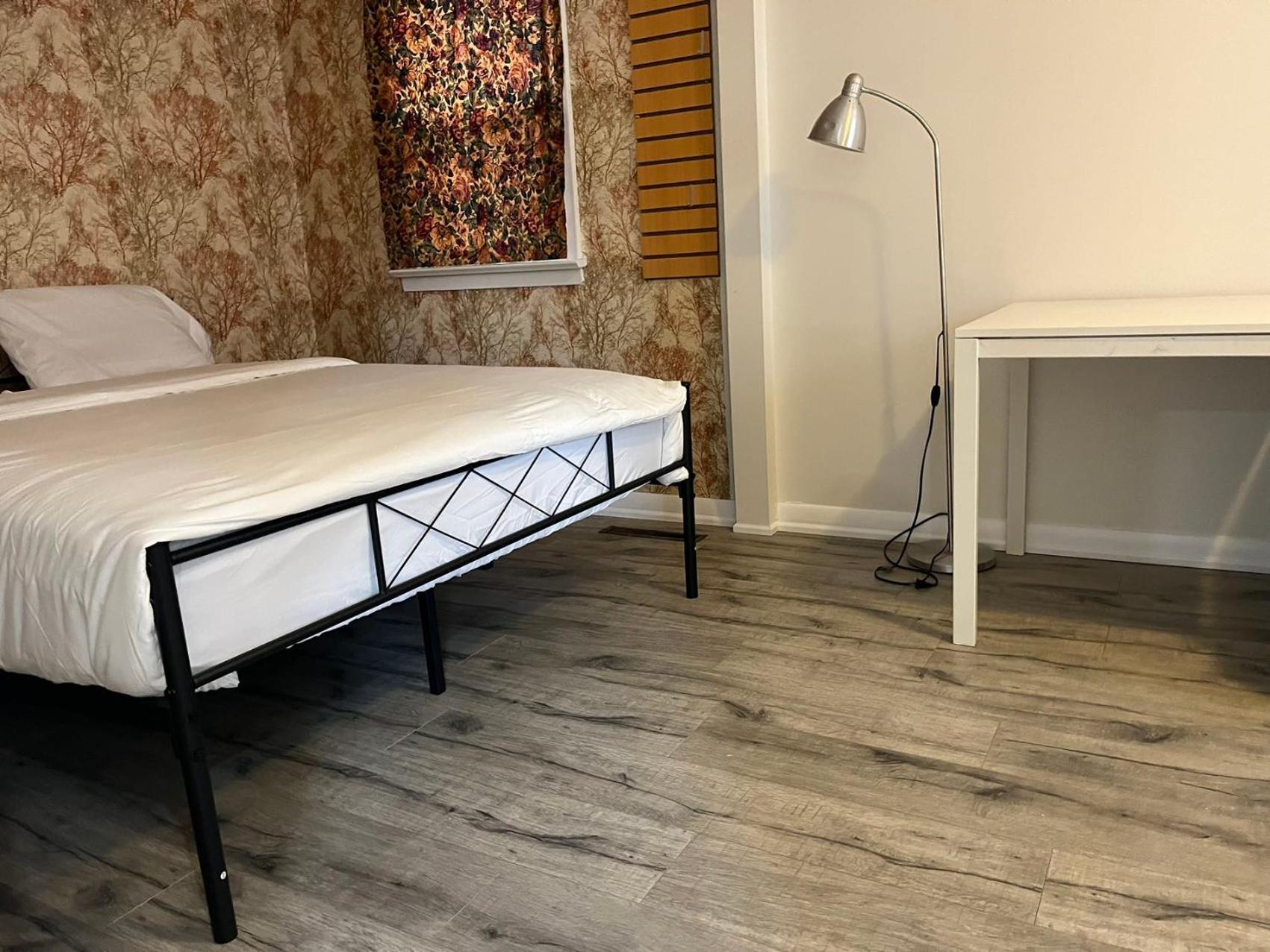 Guest house Spacious Urban Retreat Queen Bed & Sofa Bed Near Finch Subway Sleeps 4 *