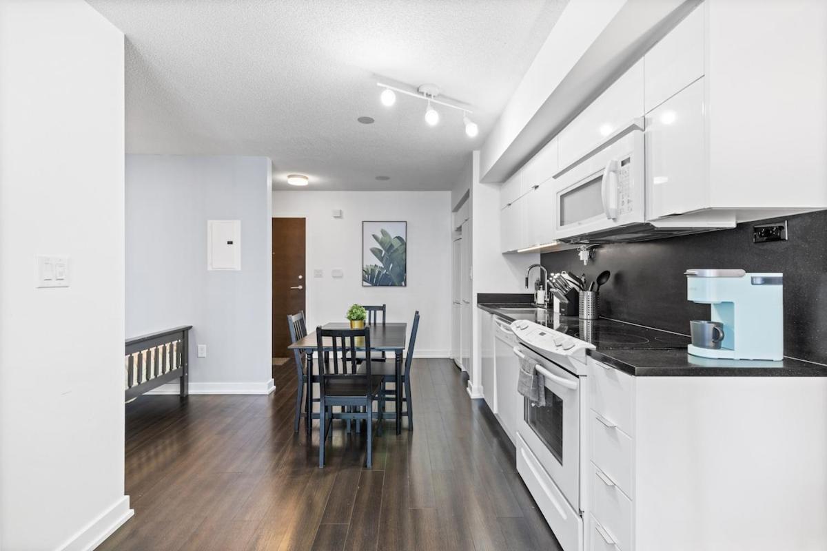 Spacious Bright & Sunlit Near Rogers & Scotia Arena