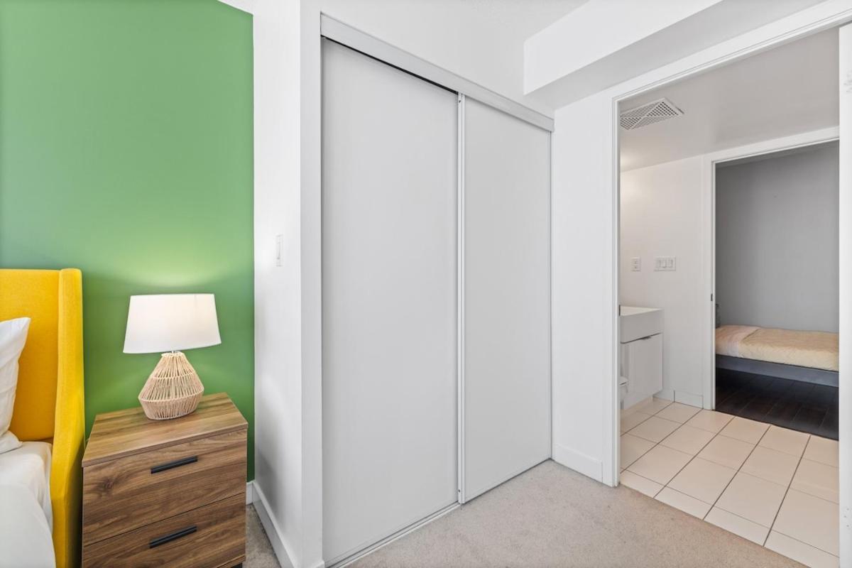 Apartment Spacious Bright & Sunlit Near Rogers & Scotia Arena