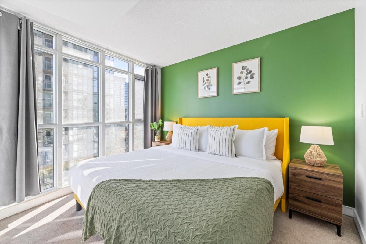 Spacious Bright & Sunlit Near Rogers & Scotia Arena Apartment