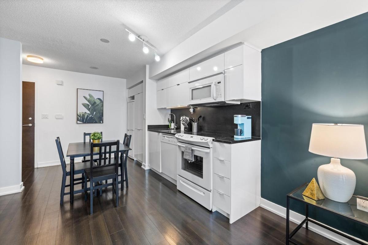 Apartment Spacious Bright & Sunlit Near Rogers & Scotia Arena Toronto