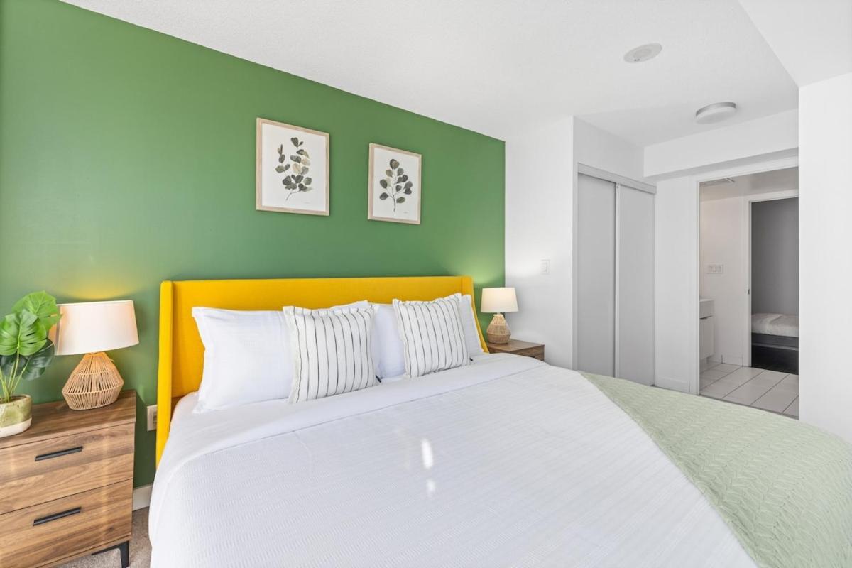 Spacious Bright & Sunlit Near Rogers & Scotia Arena
