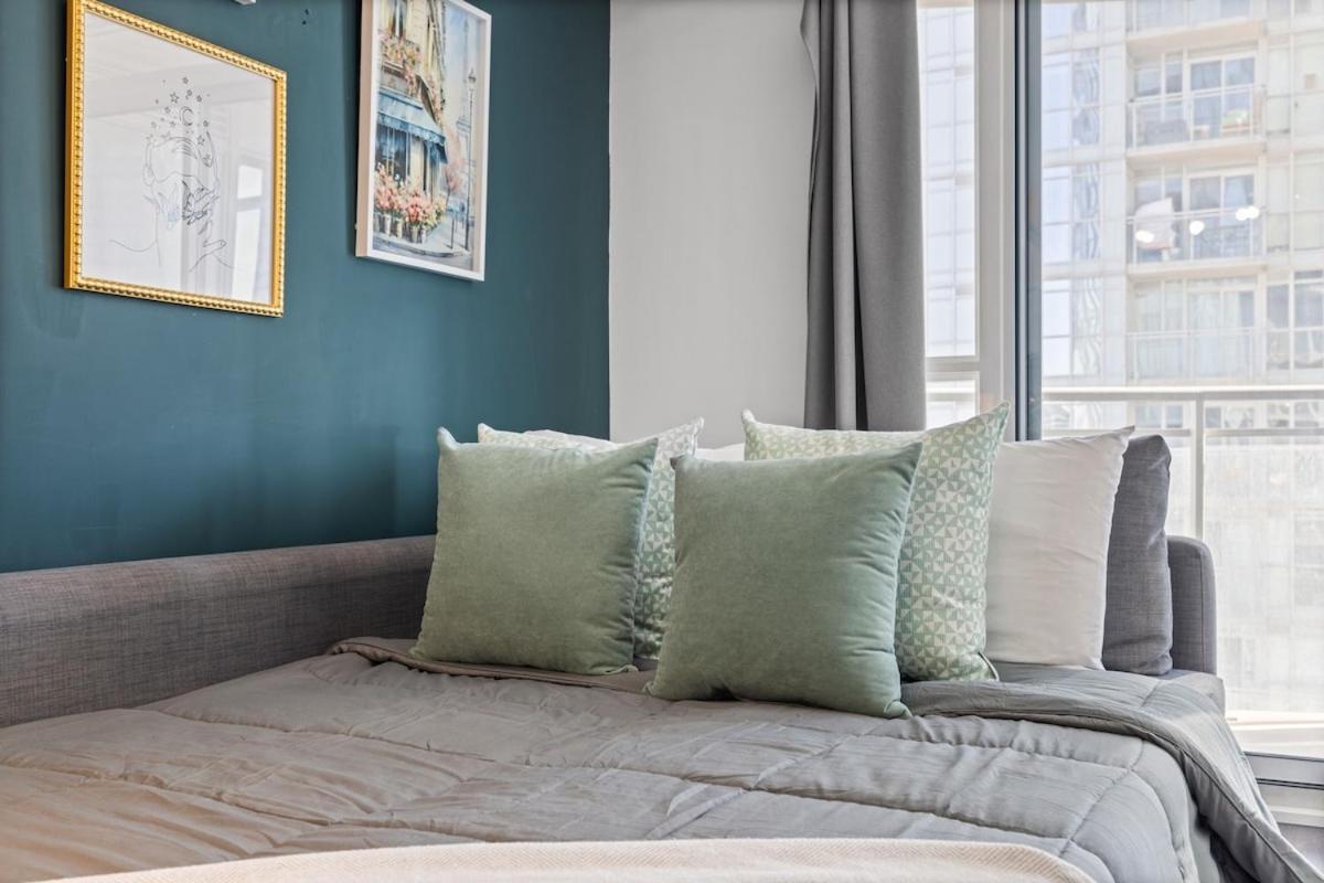 Apartment Spacious Bright & Sunlit Near Rogers & Scotia Arena