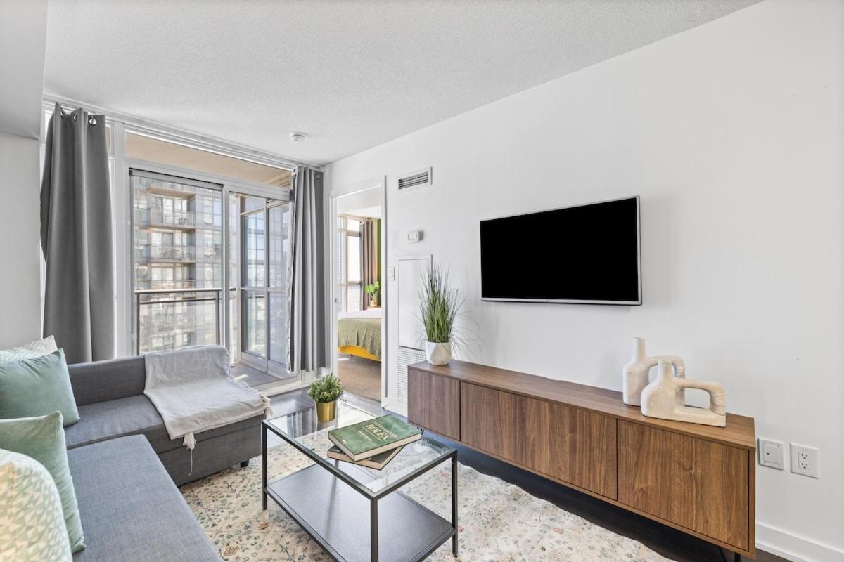 Spacious Bright & Sunlit Near Rogers & Scotia Arena Apartment *