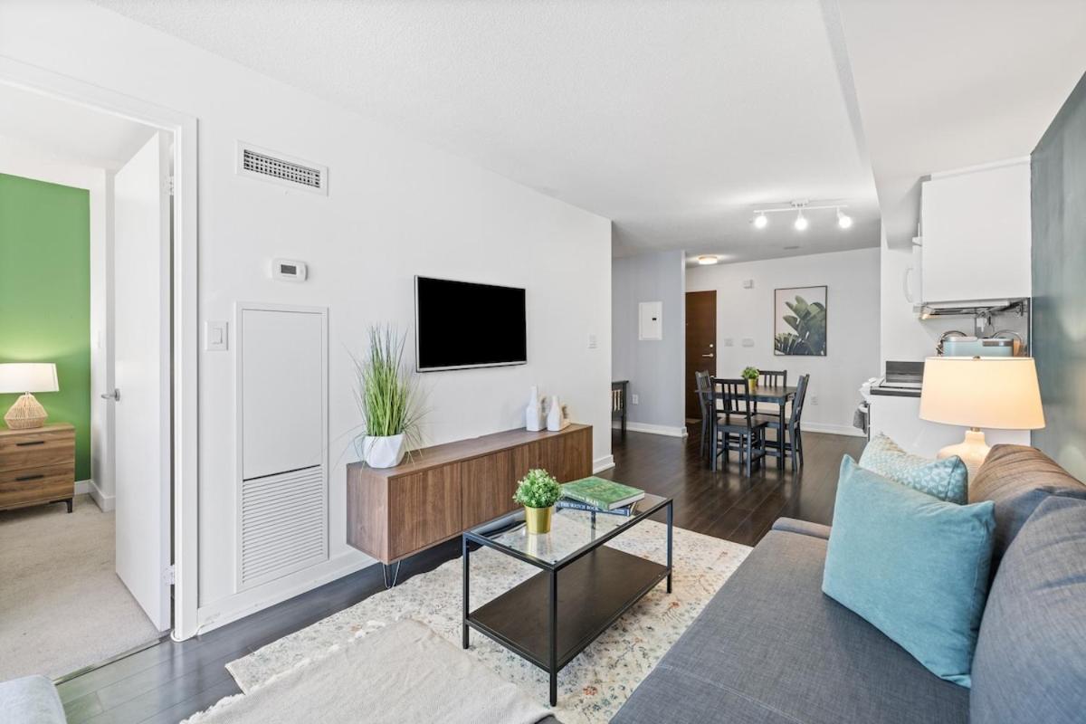 Spacious Bright & Sunlit Near Rogers & Scotia Arena Apartment Toronto
