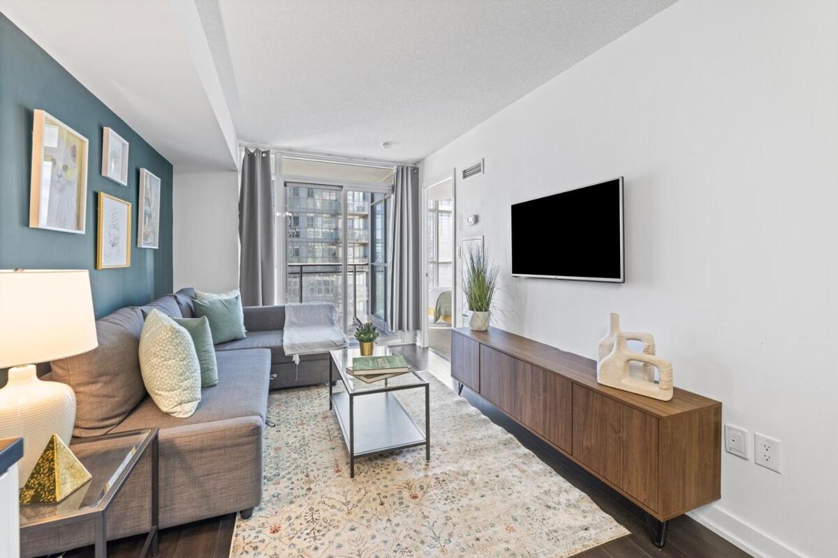 Spacious Bright & Sunlit Near Rogers & Scotia Arena Toronto