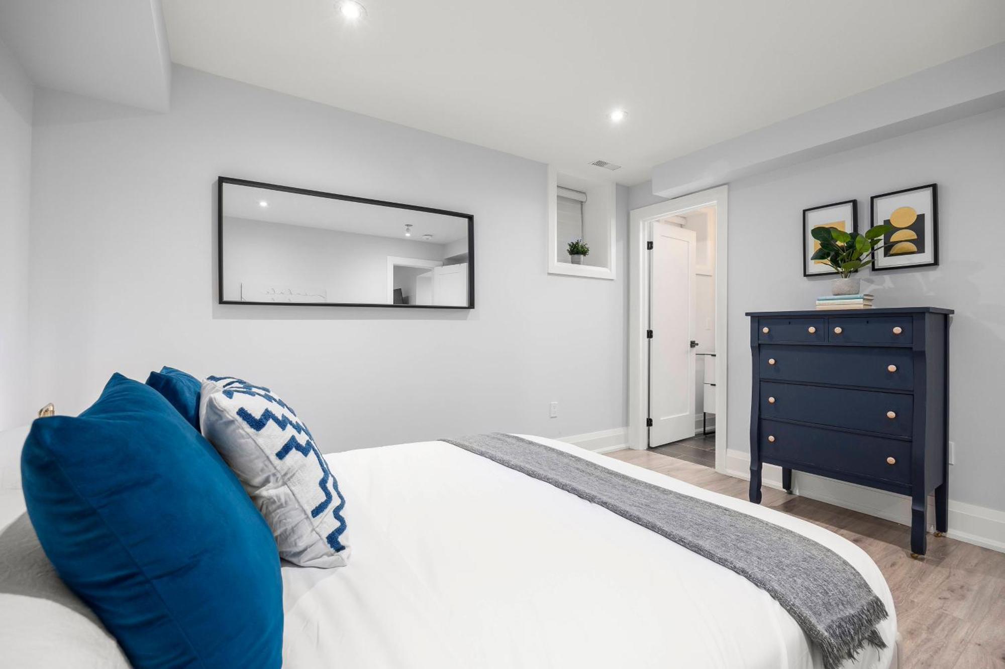 Cozy Renovated Luxurious Guest Located In Homestay Toronto