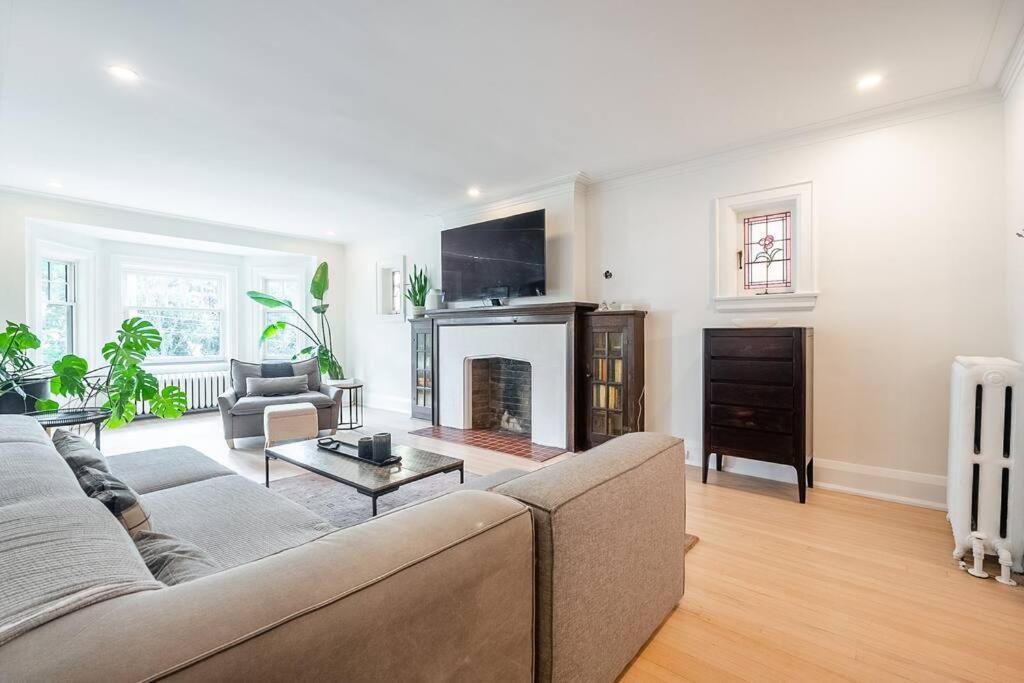 Expansive & Views Apartment