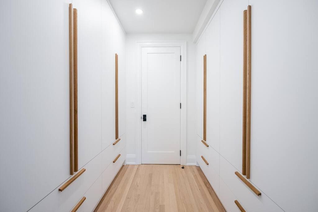 Expansive & Views Apartment Toronto