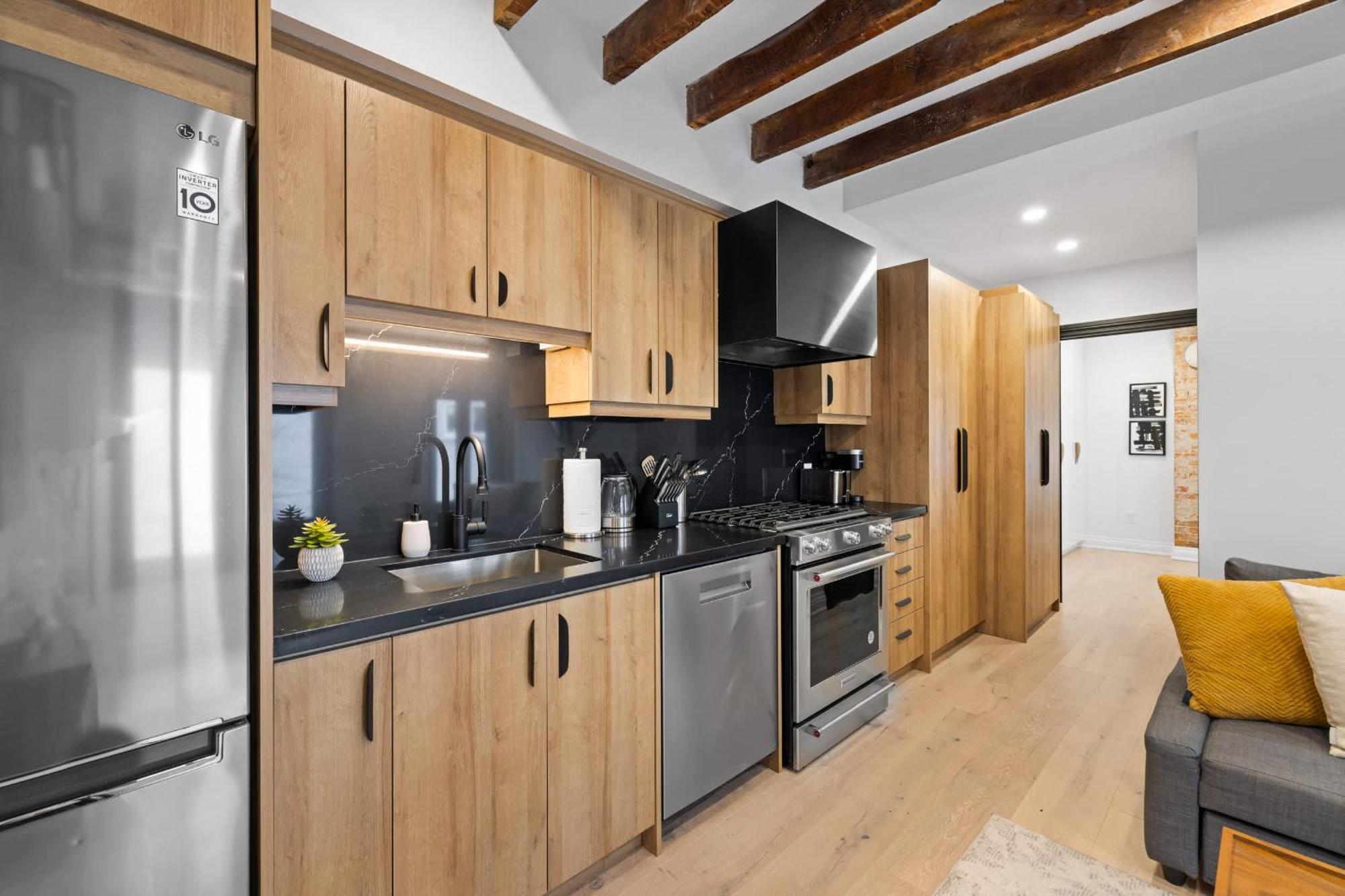 Trendy Parkdale 1-bedroom Getaway W Free Parking