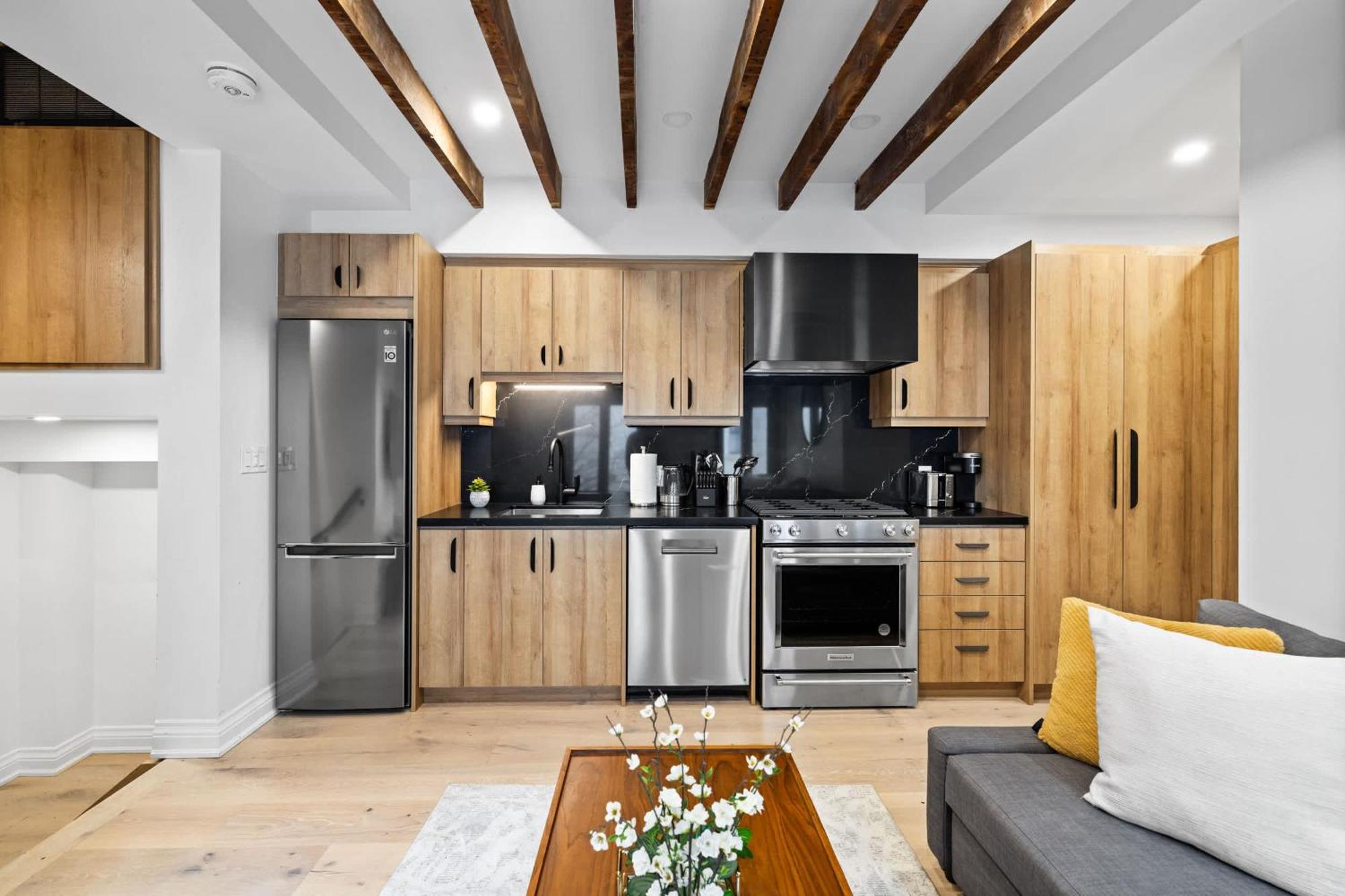 Apartment Trendy Parkdale 1-bedroom Getaway W Free Parking *