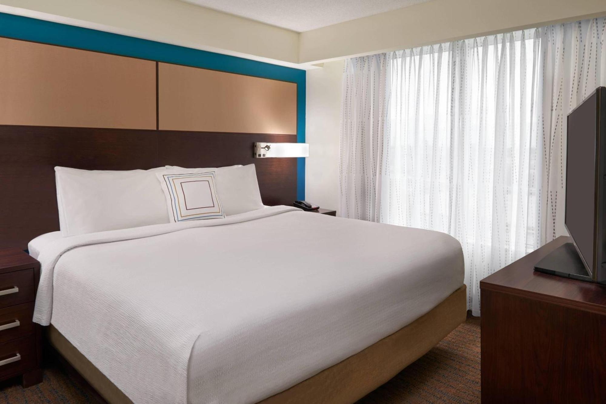 Hotel By Marriott Airport