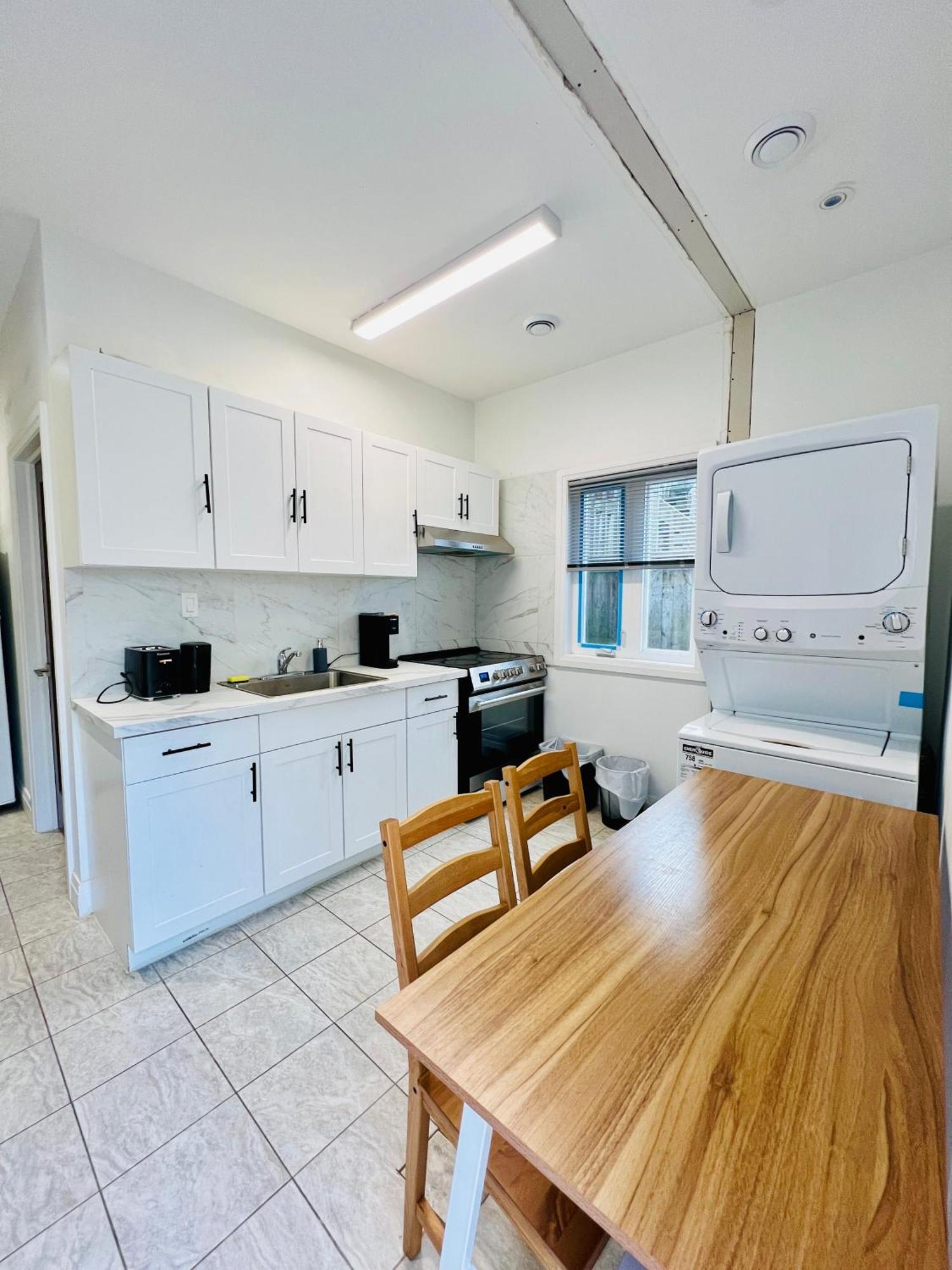 2 Bed 1 Bath House Near Downtown Villa Toronto