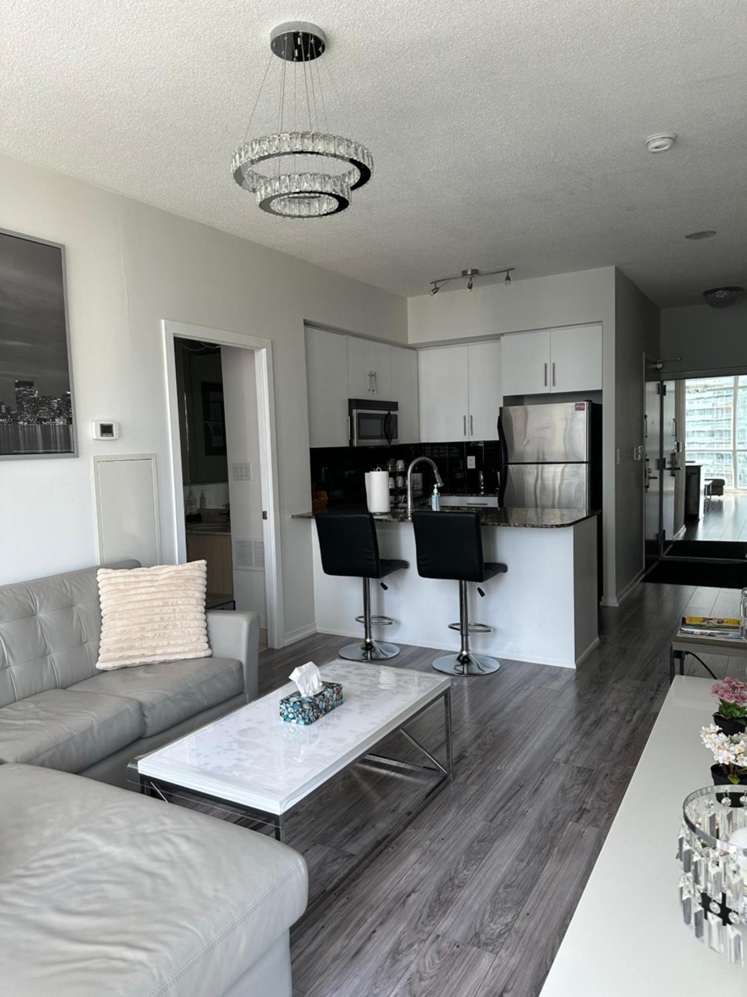 Newly Updated 2br, 2bath & Den In Downtown Beside Union Station & Scotia Bank Arena! Apartment *