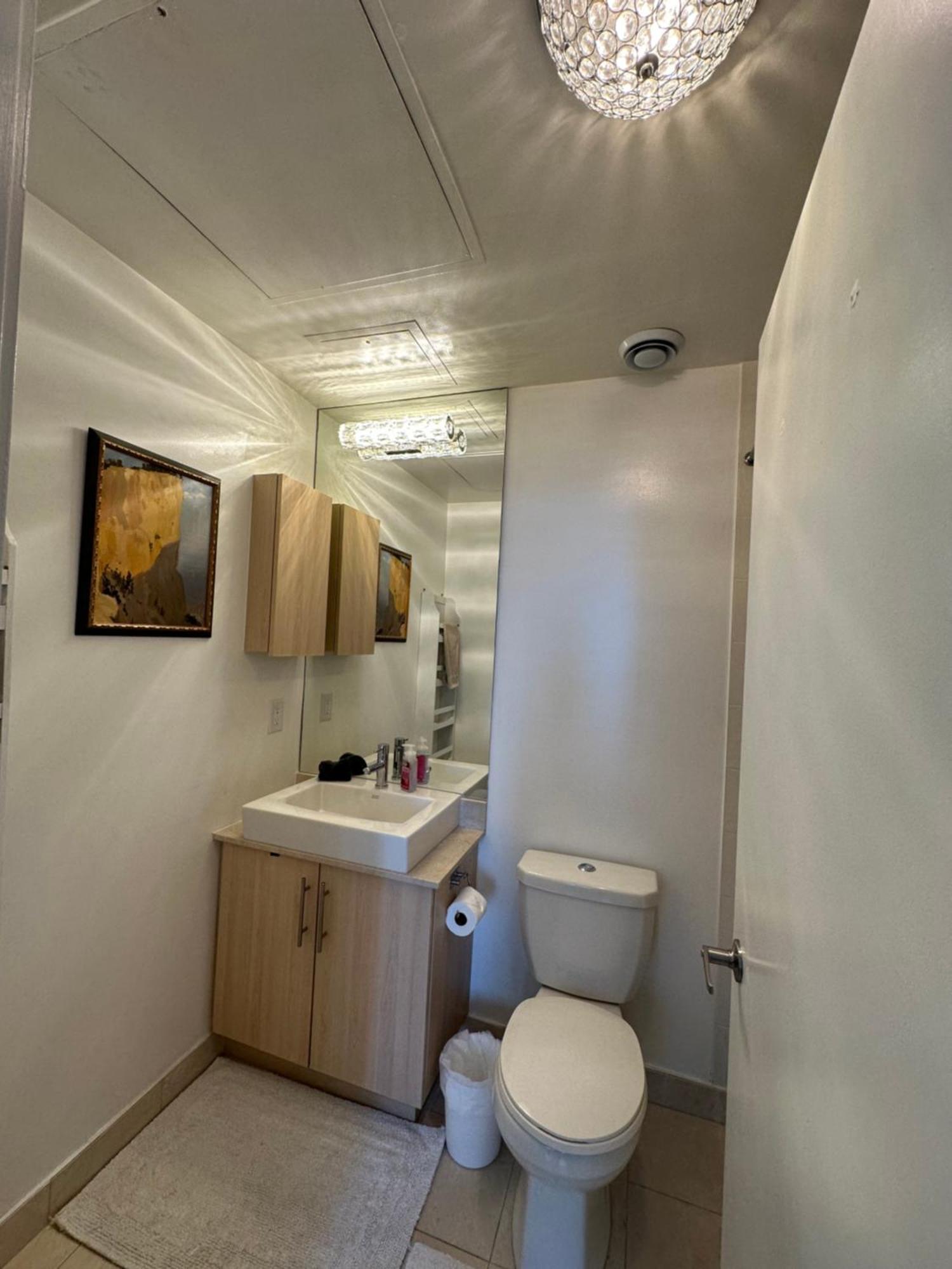 Newly Updated 2br, 2bath & Den In Downtown Beside Union Station & Scotia Bank Arena!