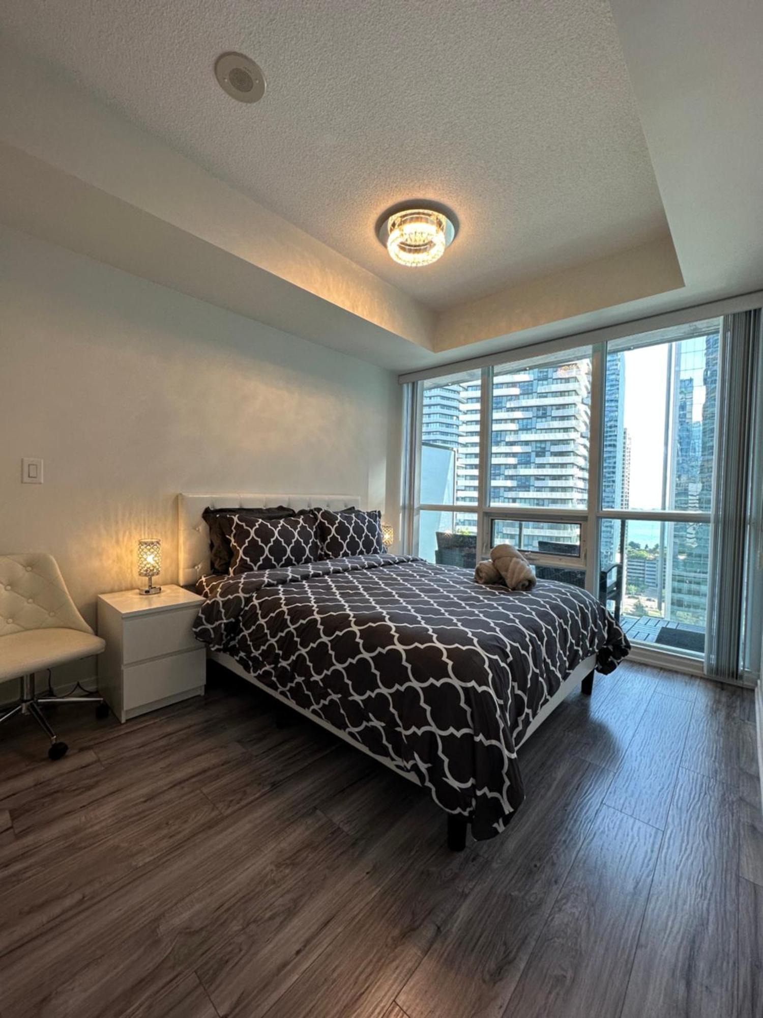Newly Updated 2br, 2bath & Den In Downtown Beside Union Station & Scotia Bank Arena! Apartment *