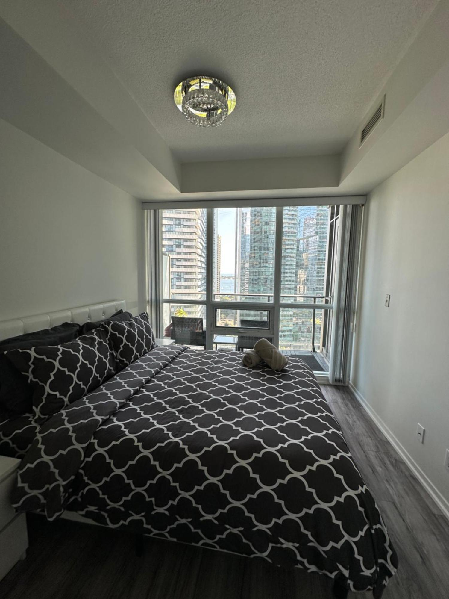 Newly Updated 2br, 2bath & Den In Downtown Beside Union Station & Scotia Bank Arena! *