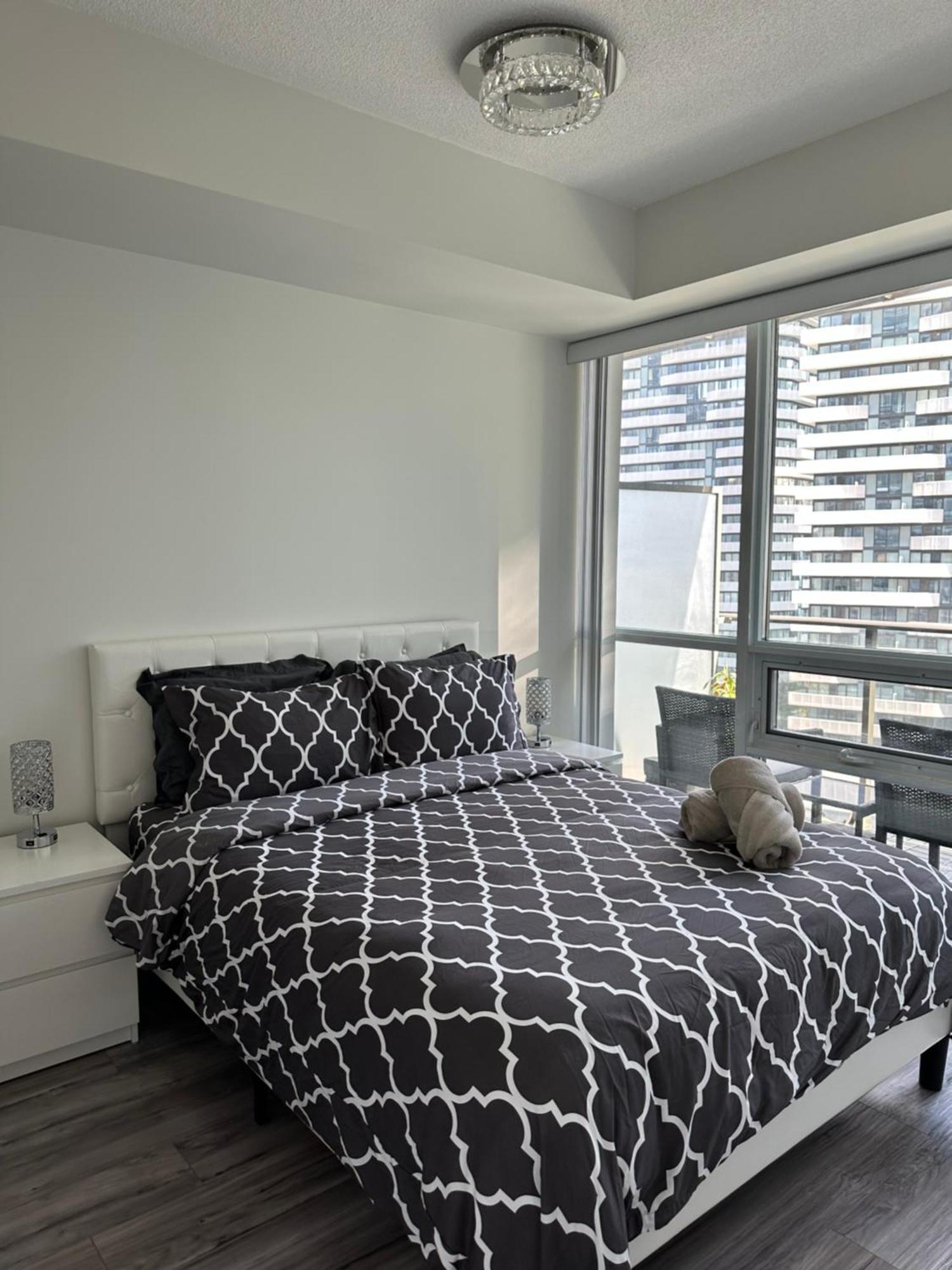 Newly Updated 2br, 2bath & Den In Downtown Beside Union Station & Scotia Bank Arena! Toronto