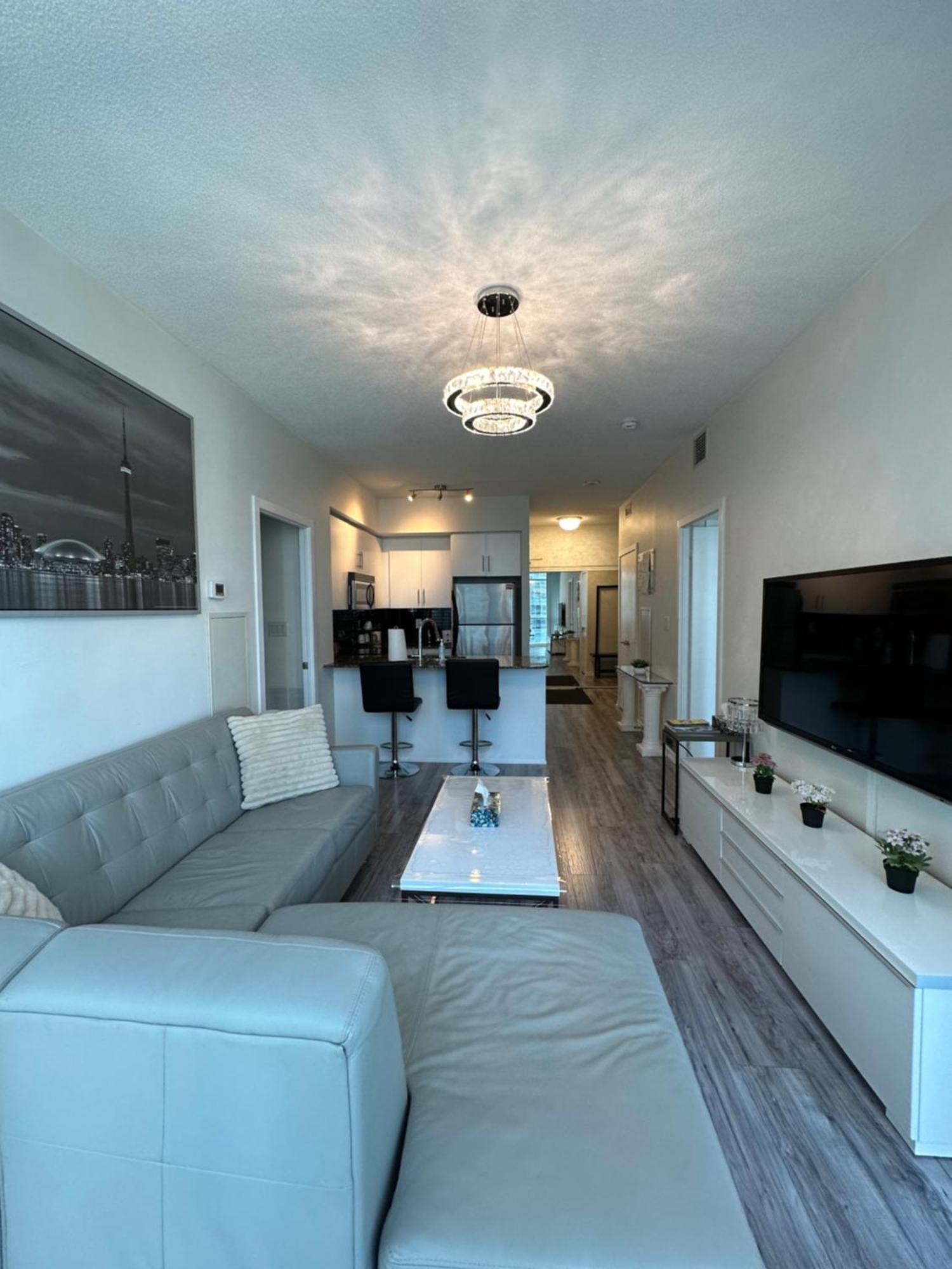 Newly Updated 2br, 2bath & Den In Downtown Beside Union Station & Scotia Bank Arena! Apartment