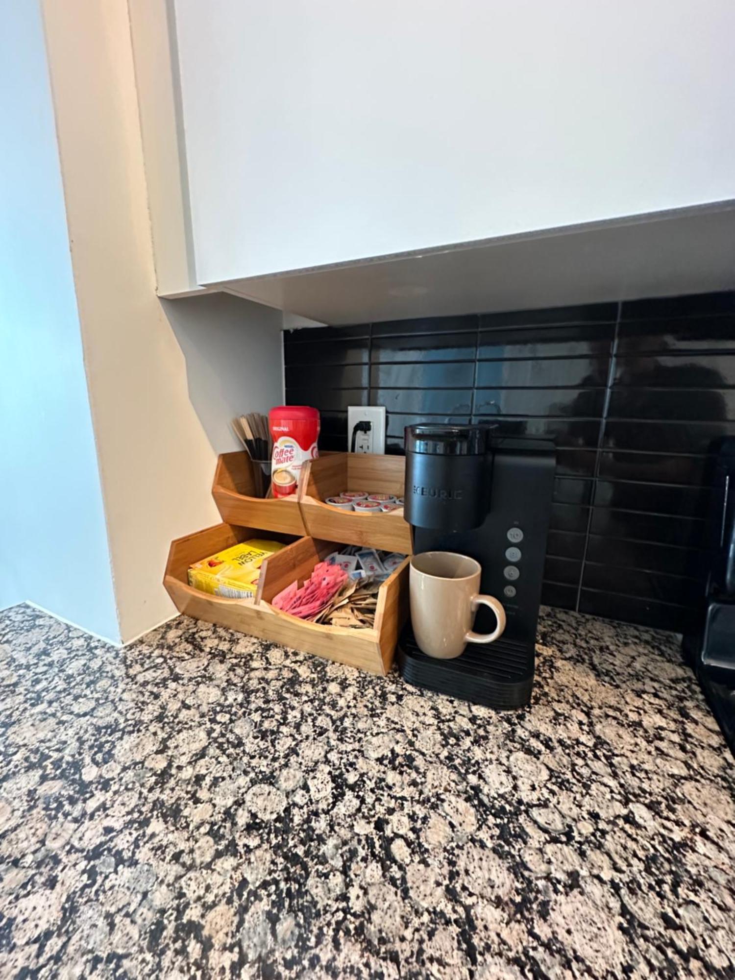 Apartment Newly Updated 2br, 2bath & Den In Downtown Beside Union Station & Scotia Bank Arena!