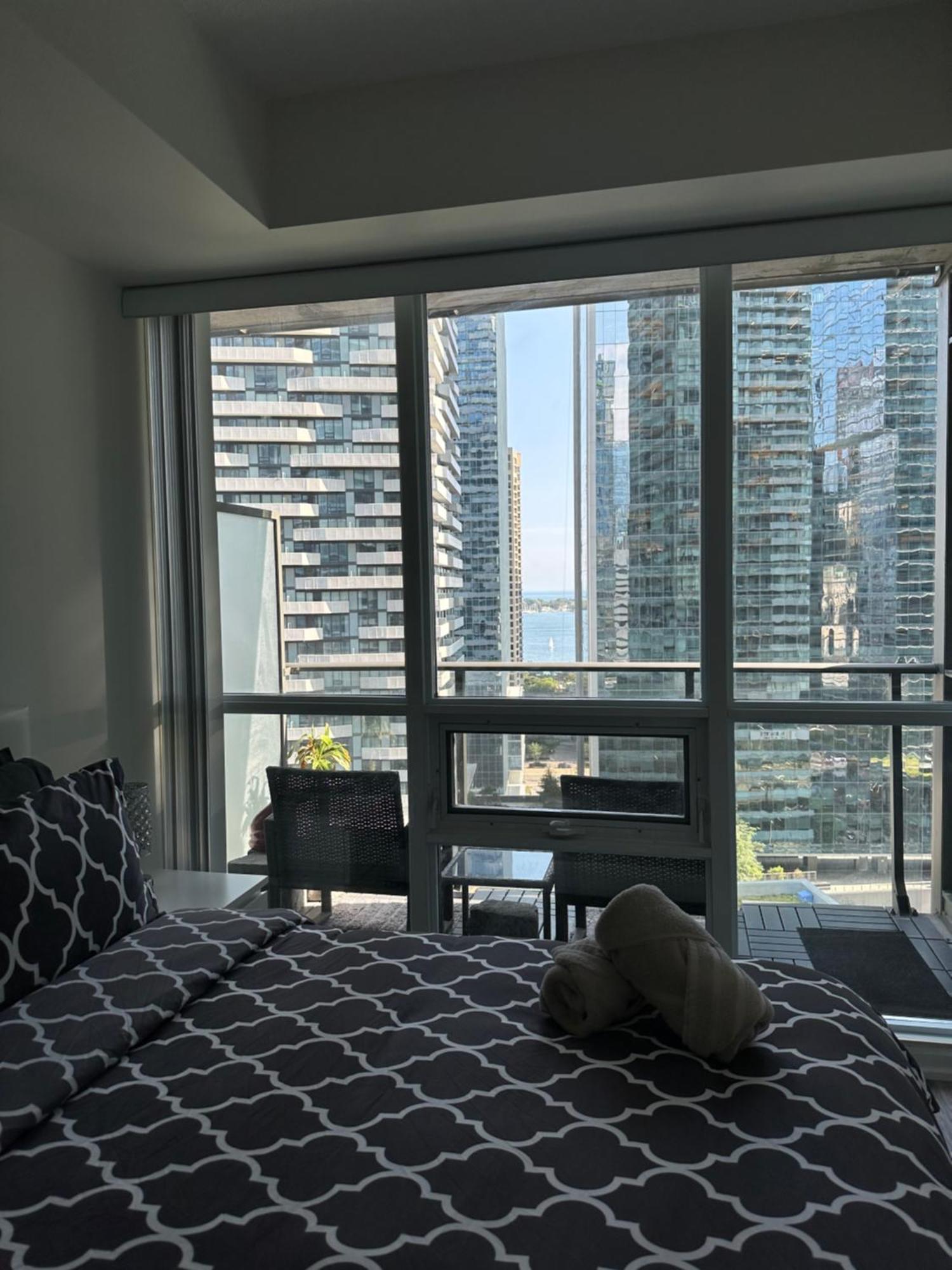 Apartment Newly Updated 2br, 2bath & Den In Downtown Beside Union Station & Scotia Bank Arena! Toronto