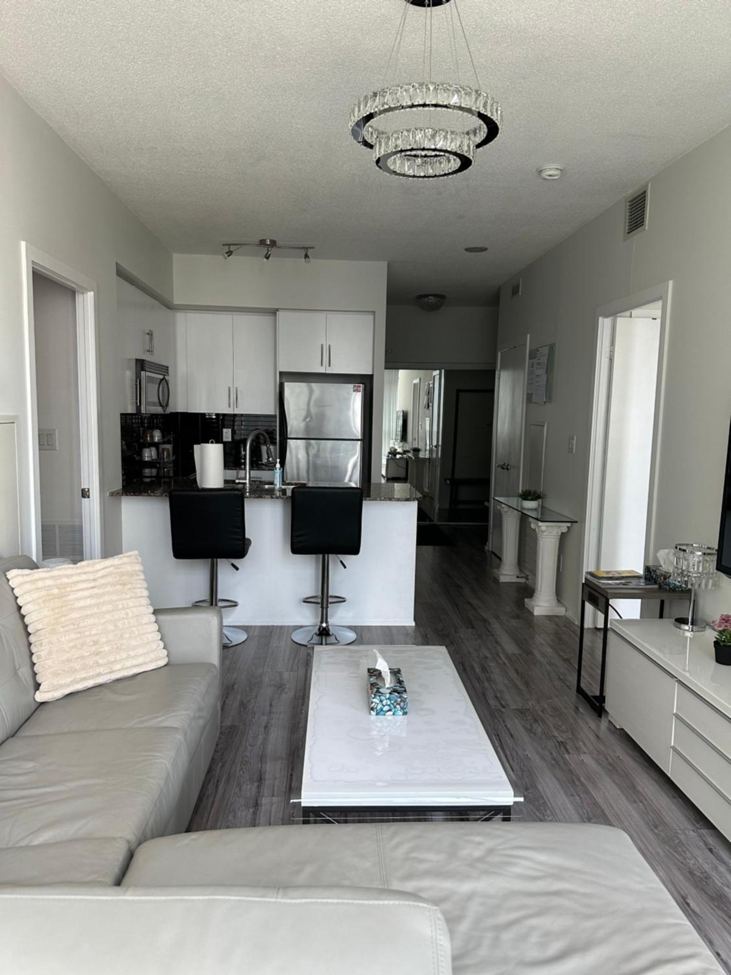 Newly Updated 2br, 2bath & Den In Downtown Beside Union Station & Scotia Bank Arena! Apartment