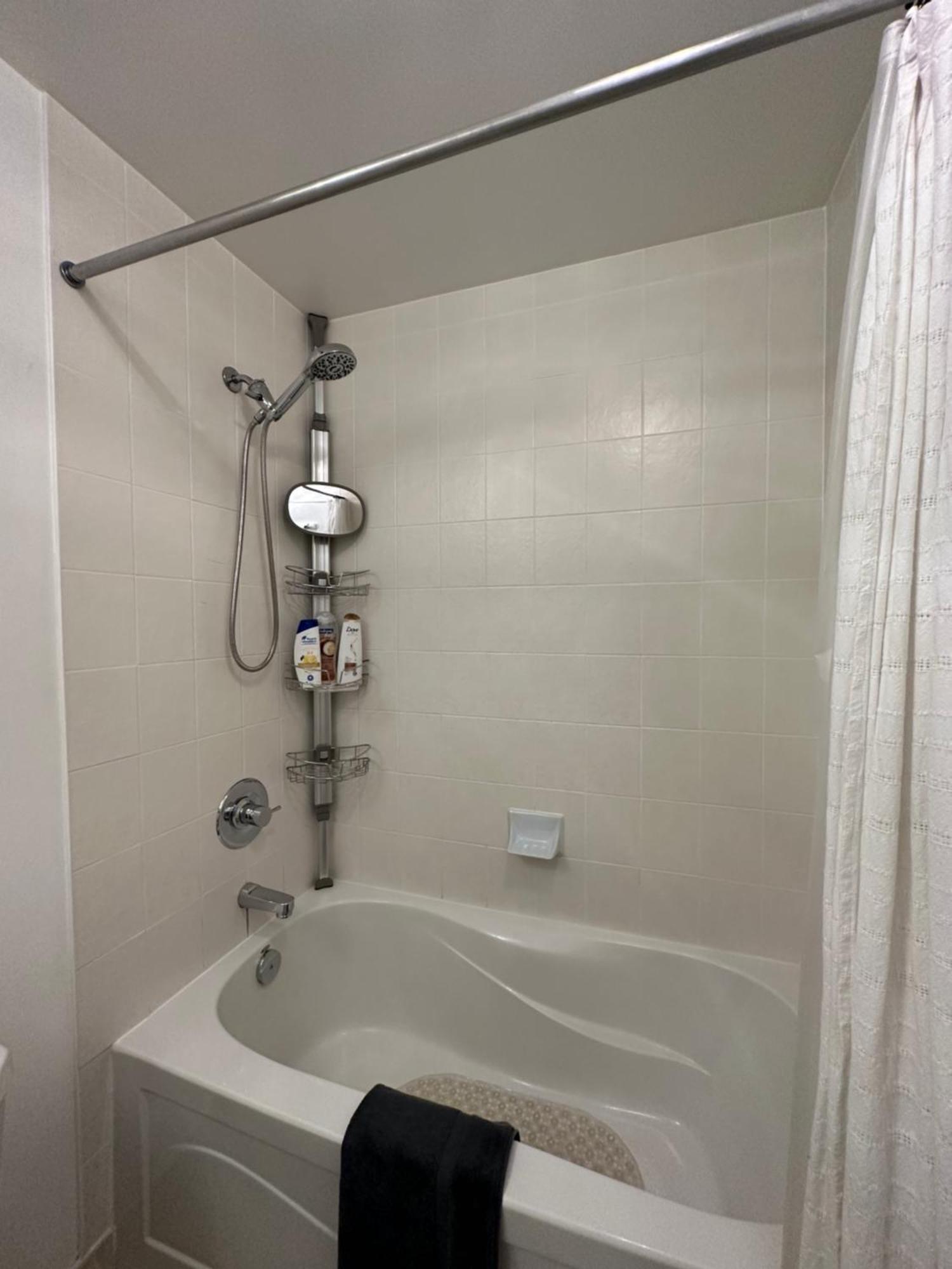 Apartment Newly Updated 2br, 2bath & Den In Downtown Beside Union Station & Scotia Bank Arena!
