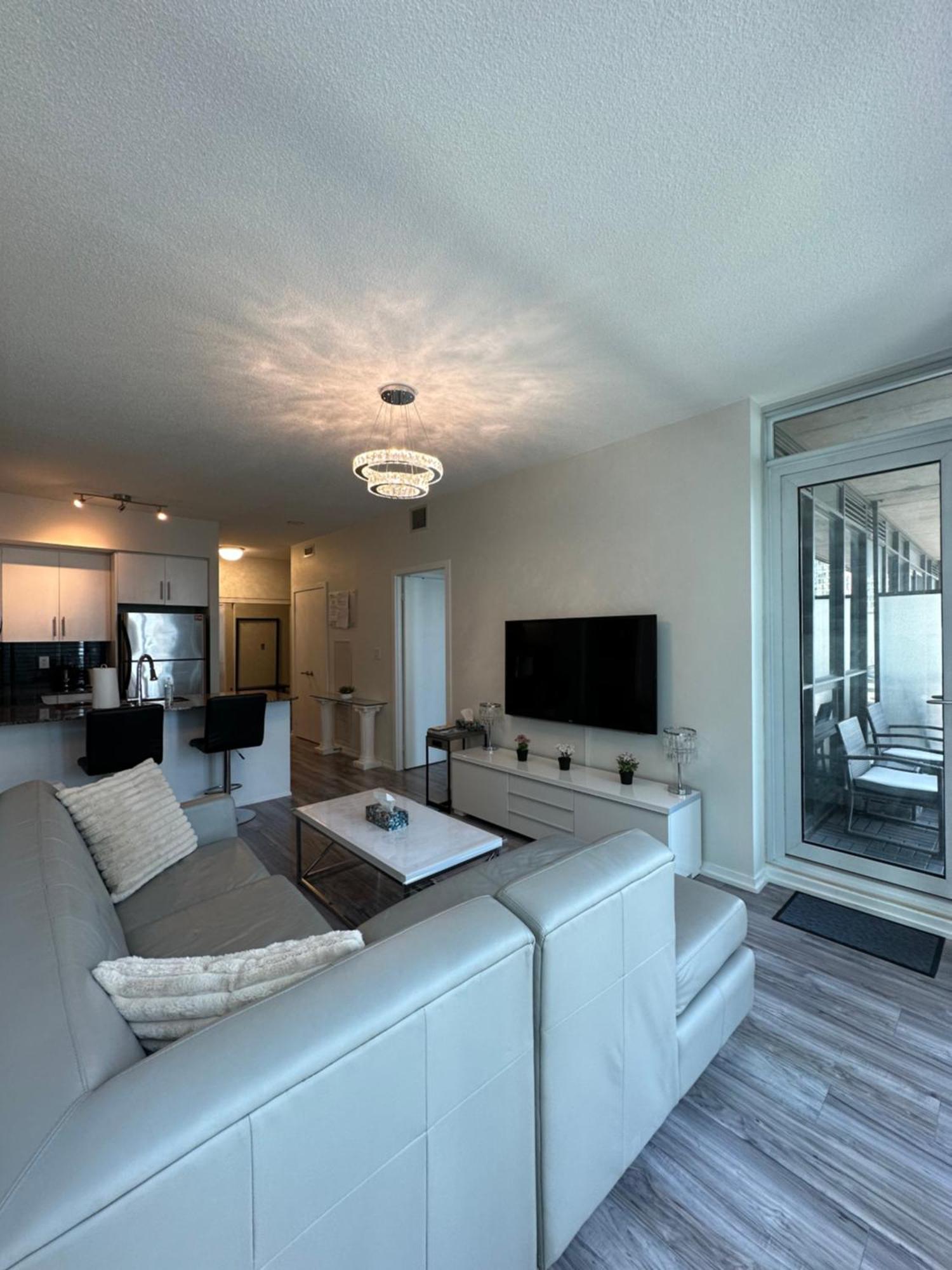 Apartment Newly Updated 2br, 2bath & Den In Downtown Beside Union Station & Scotia Bank Arena! *