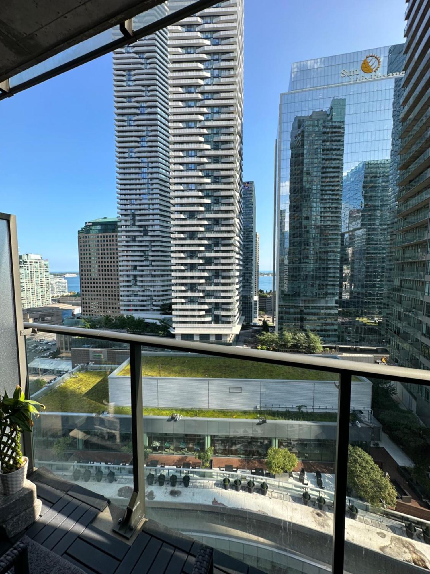 Newly Updated 2br, 2bath & Den In Downtown Beside Union Station & Scotia Bank Arena! Apartment Toronto