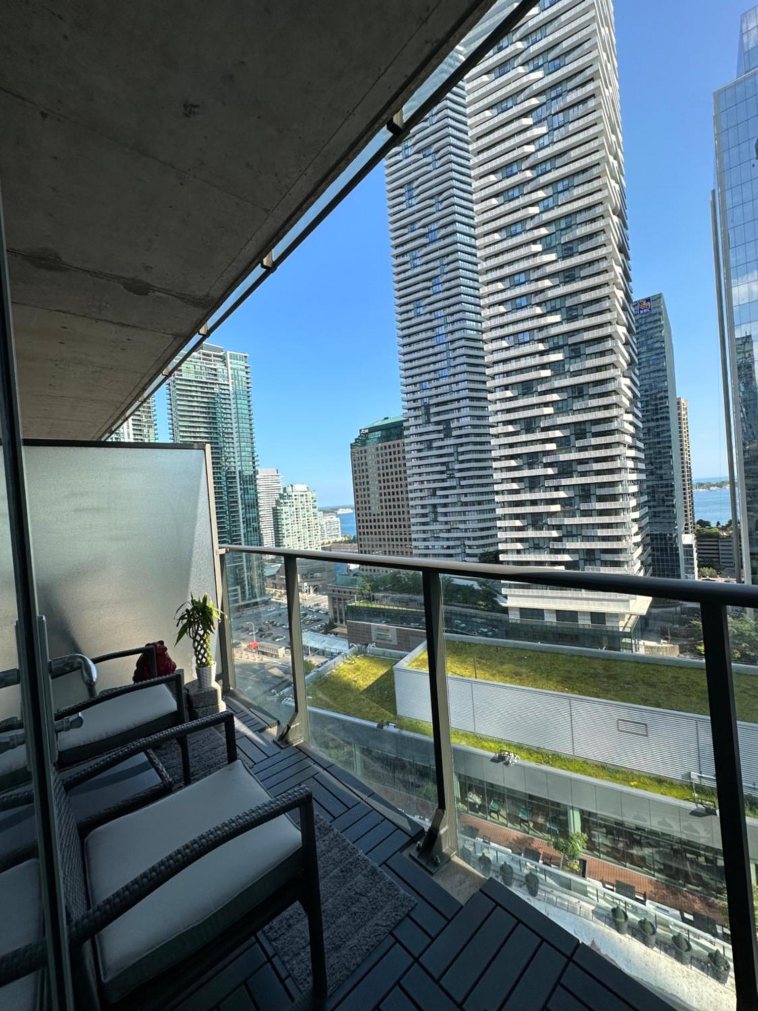 Newly Updated 2br, 2bath & Den In Downtown Beside Union Station & Scotia Bank Arena! *