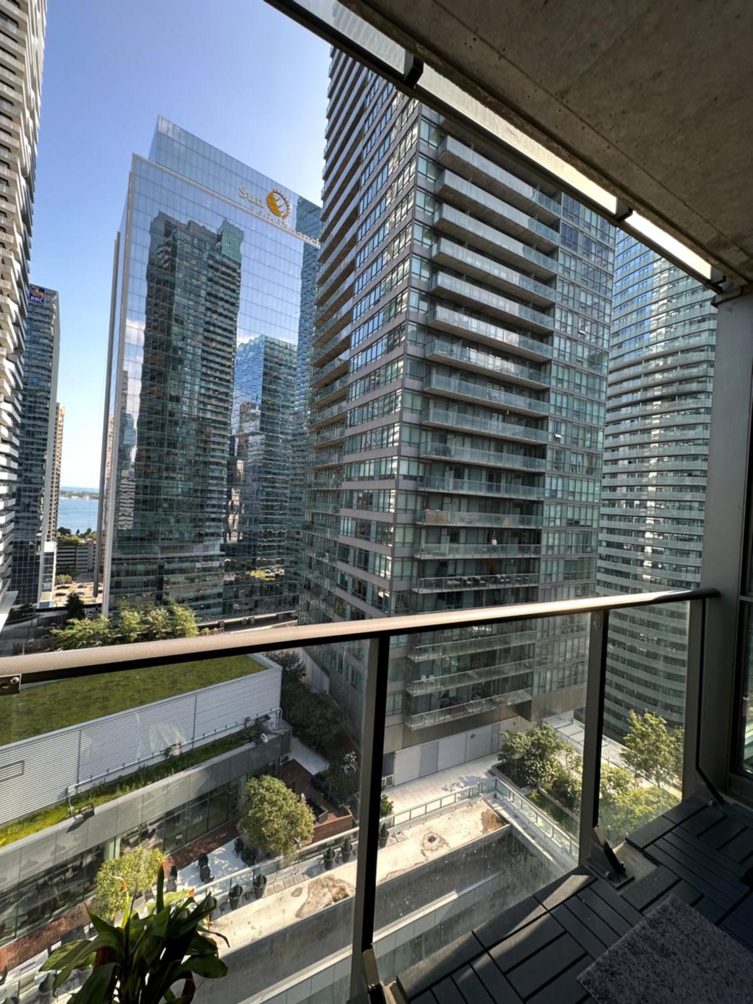 Newly Updated 2br, 2bath & Den In Downtown Beside Union Station & Scotia Bank Arena! Toronto