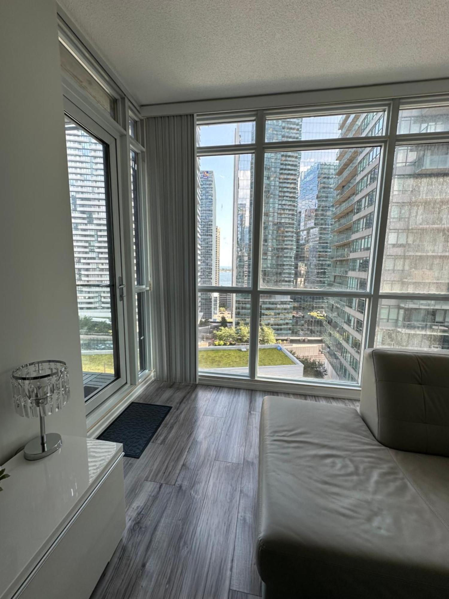 Newly Updated 2br, 2bath & Den In Downtown Beside Union Station & Scotia Bank Arena! Apartment