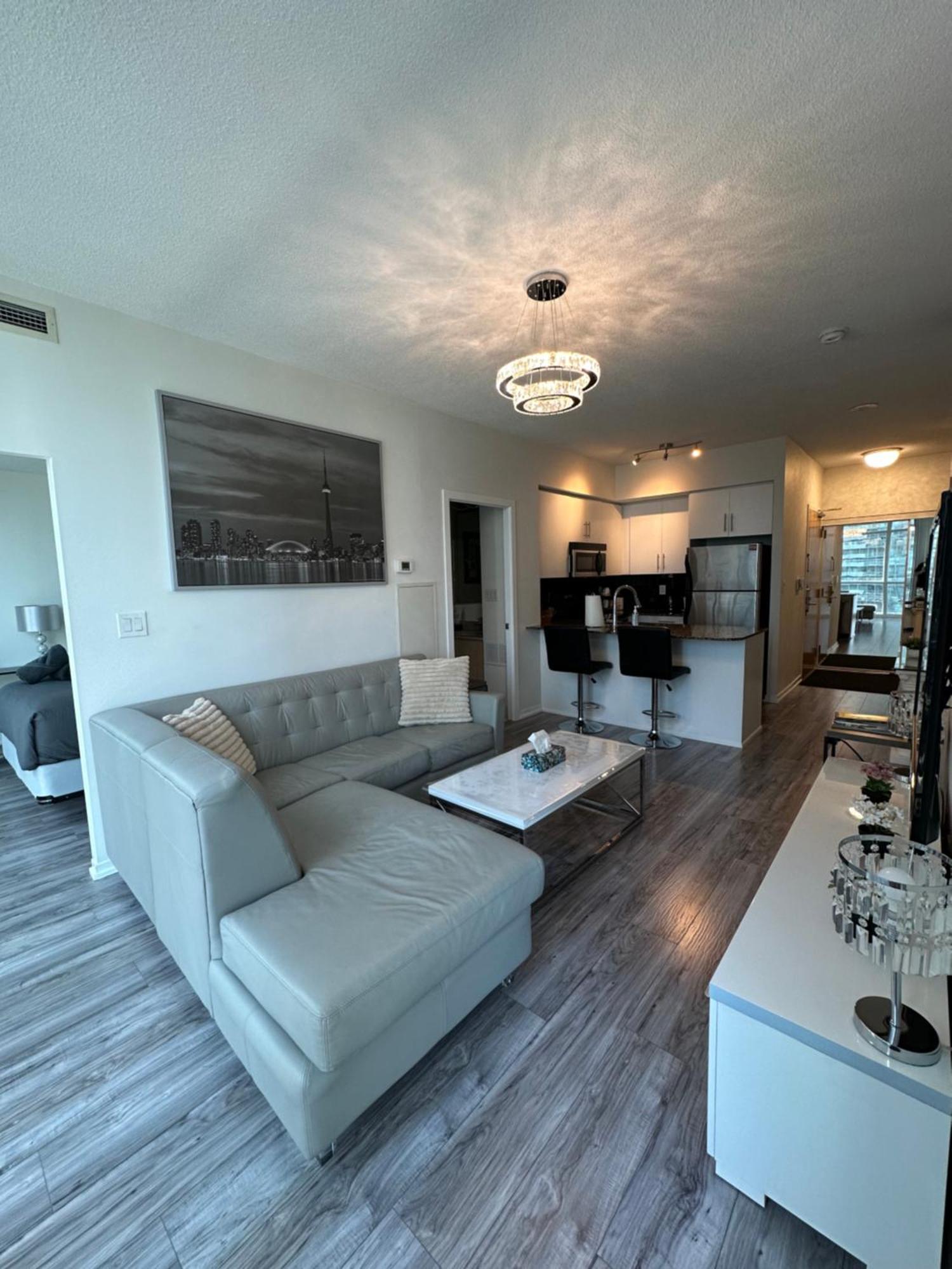 Apartment Newly Updated 2br, 2bath & Den In Downtown Beside Union Station & Scotia Bank Arena!