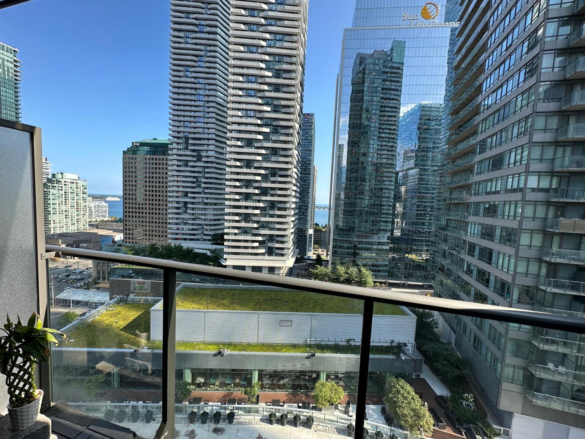Newly Updated 2br, 2bath & Den In Downtown Beside Union Station & Scotia Bank Arena! Apartment *
