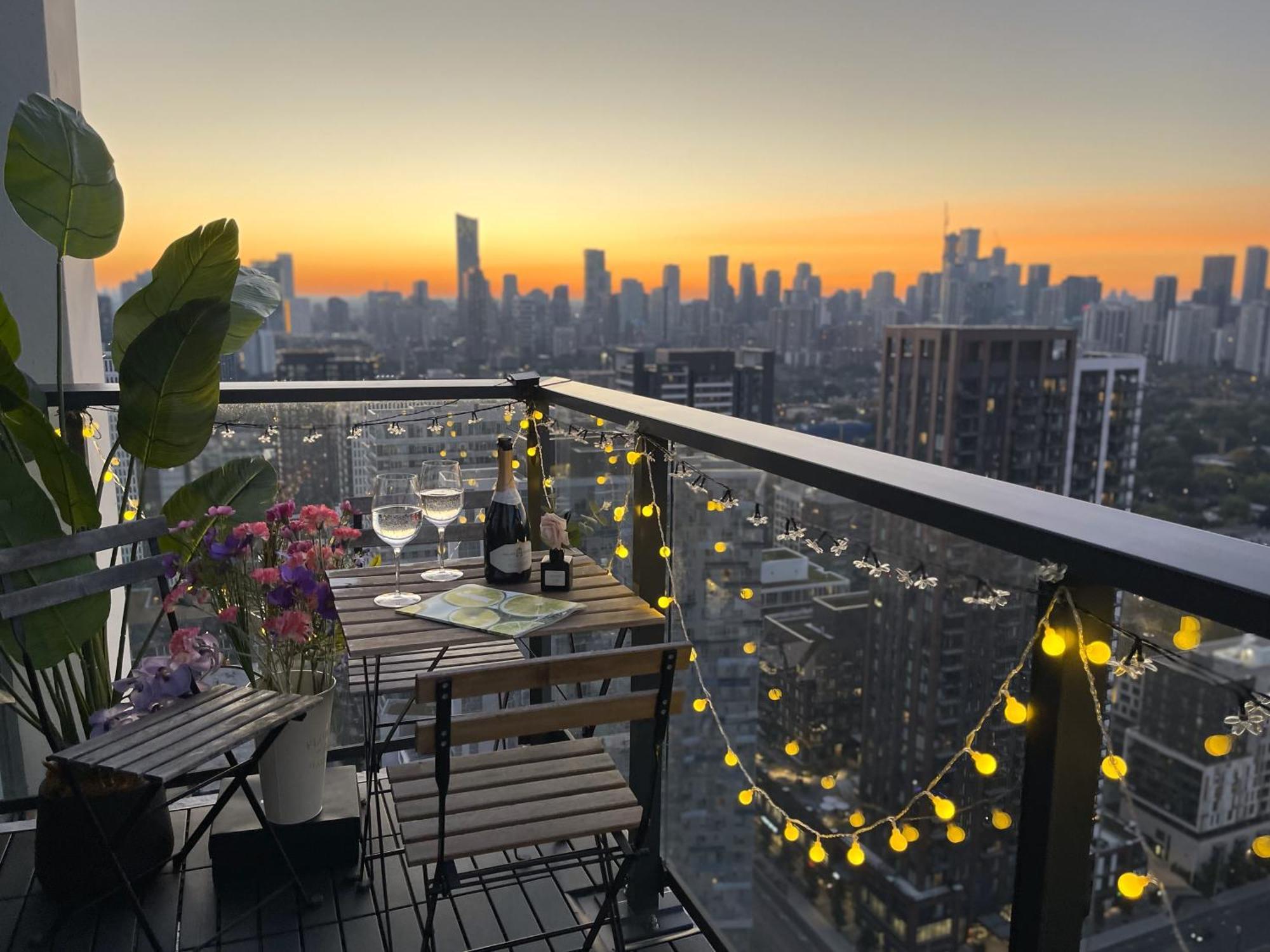 Deluxe Penthouse Two Bedrooms Skyline Cn Tower Lakeview Dt Toronto