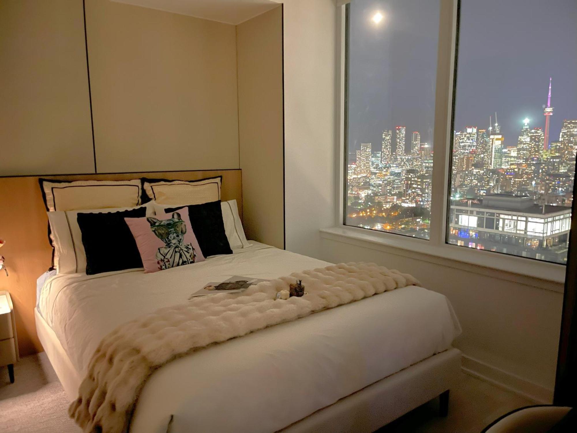 Deluxe Penthouse Two Bedrooms Skyline Cn Tower Lakeview Dt *