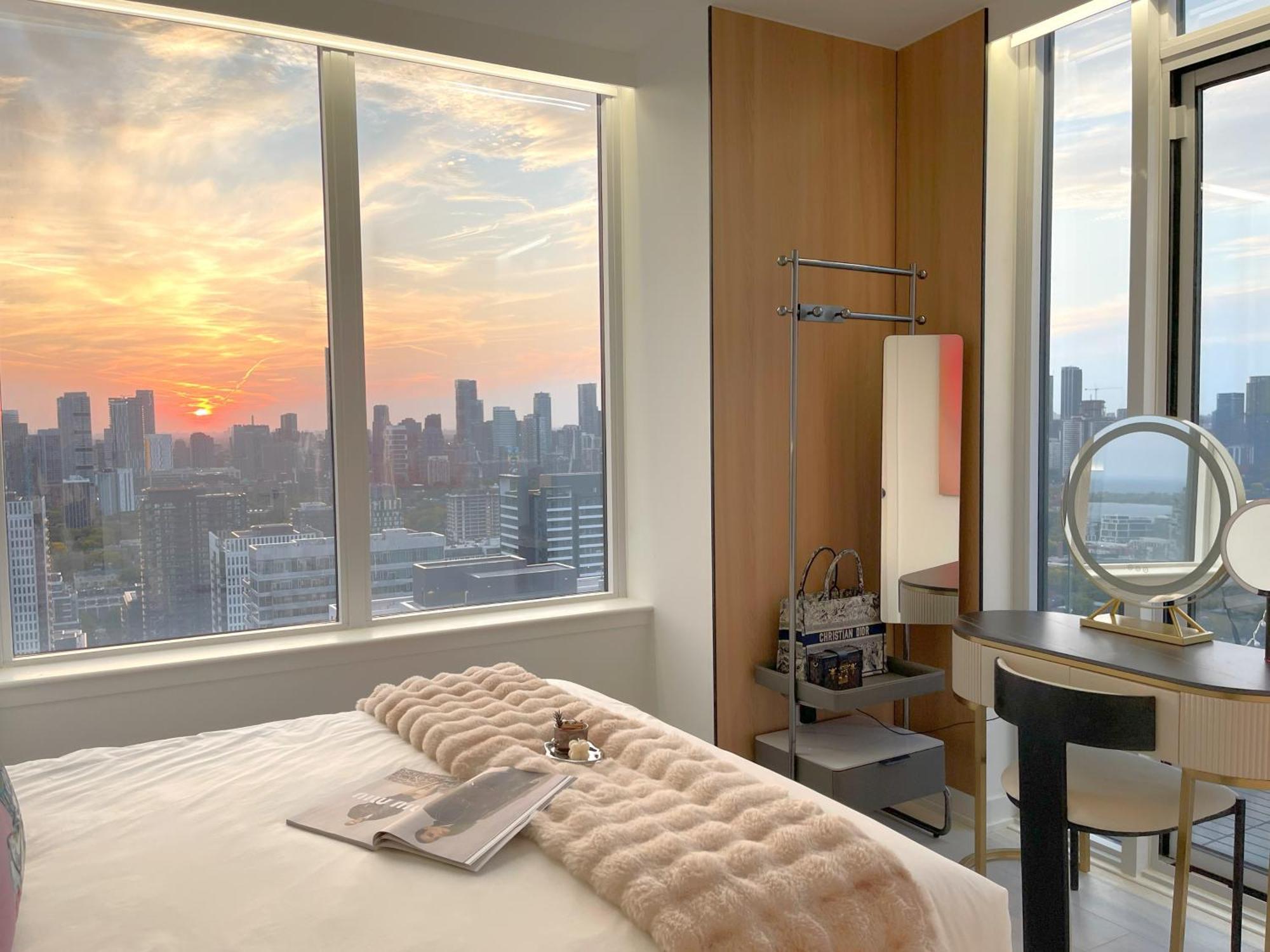 Deluxe Penthouse Two Bedrooms Skyline Cn Tower Lakeview Dt * Toronto