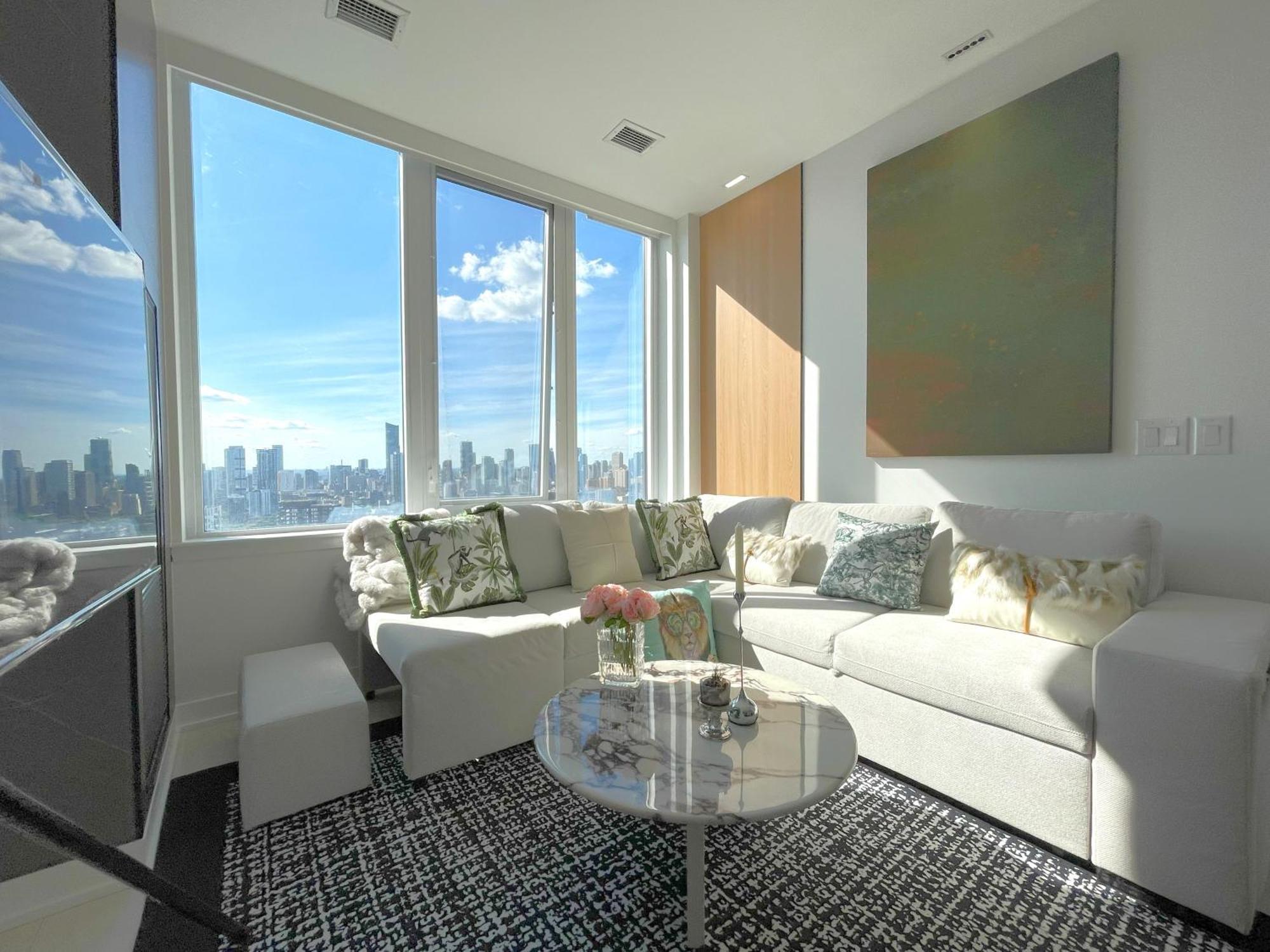 Deluxe Penthouse Two Bedrooms Skyline Cn Tower Lakeview Dt * Toronto