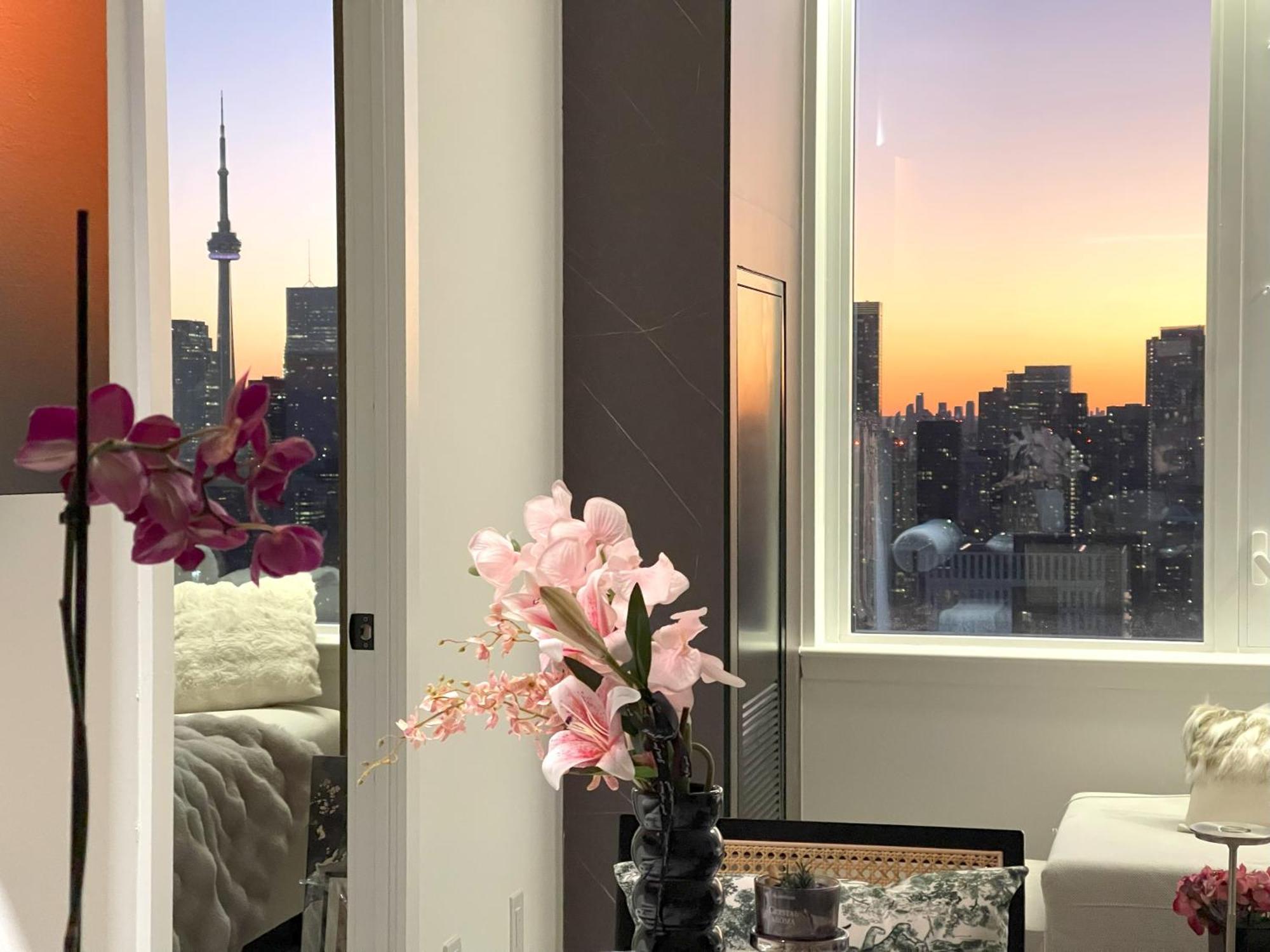 Deluxe Penthouse Two Bedrooms Skyline Cn Tower Lakeview Dt Aparthotel Toronto