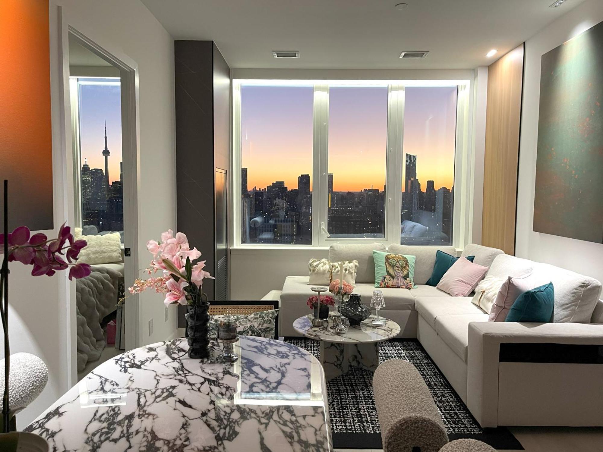Deluxe Penthouse Two Bedrooms Skyline Cn Tower Lakeview Dt *