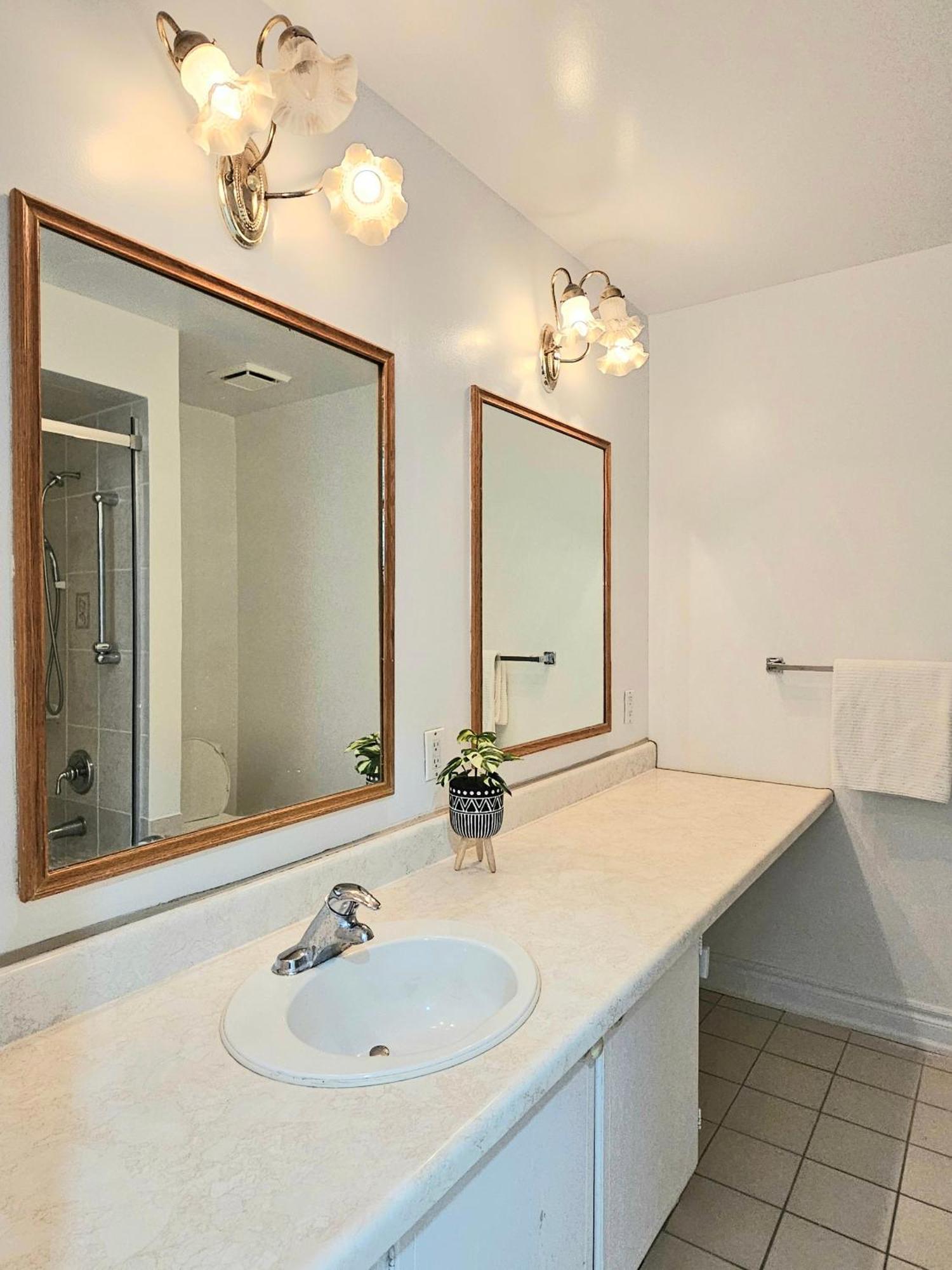 Homestay A Away-cozy Guest In Toronto