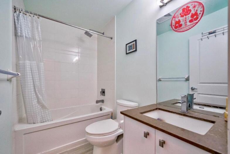 Entire 2 Bedroom Budget Walk To Subway Toronto