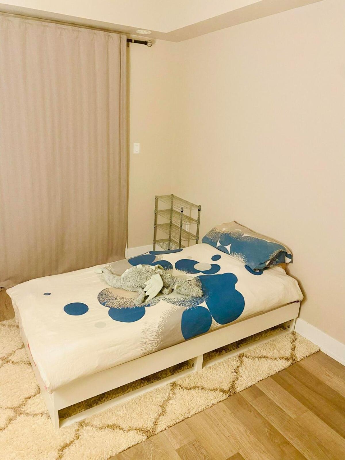 Entire 2 Bedroom Budget Walk To Subway Apartment *