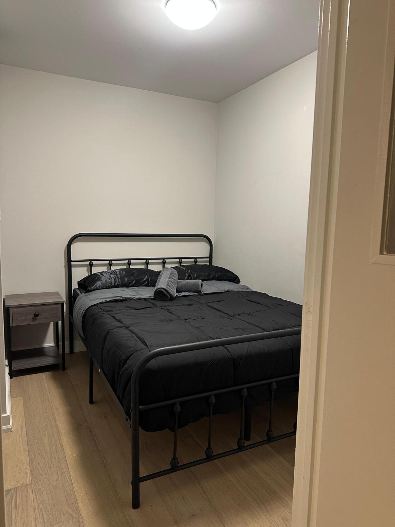 Downtown 2 Bedroom Gem With Free Parking Apartment Toronto