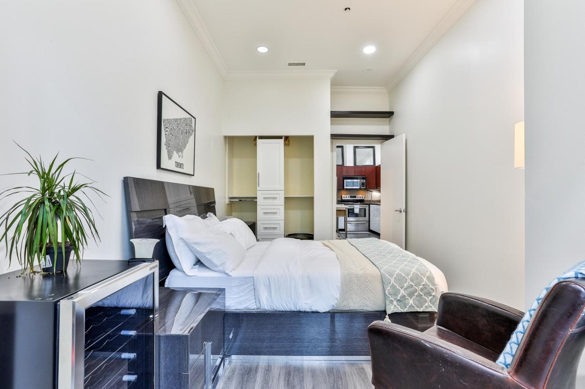 Cn Tower View Apartment Toronto