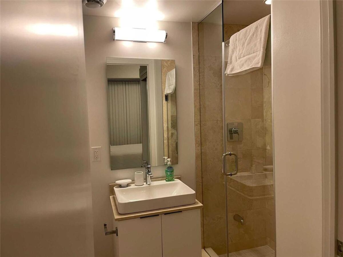 Luxury 2br 2bath With Parking And Balcony Apartment Toronto